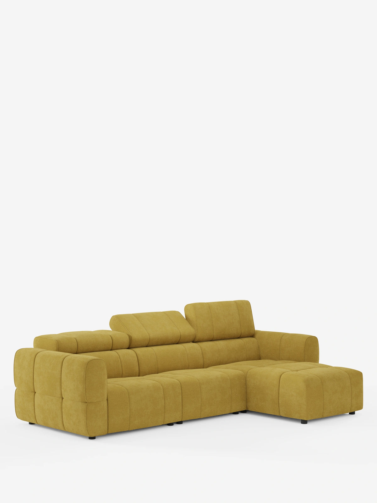 Un divano angolare modulare Giotto a 5 posti, colore giallo senape, 296 cm, con penisola e funzione relax elettrica opzionale, rivestito in tessuto smacchiabile T23, con chaise longue a destra, design a profilo ribassato, cuciture verticali e schienali regolabili su sfondo bianco.