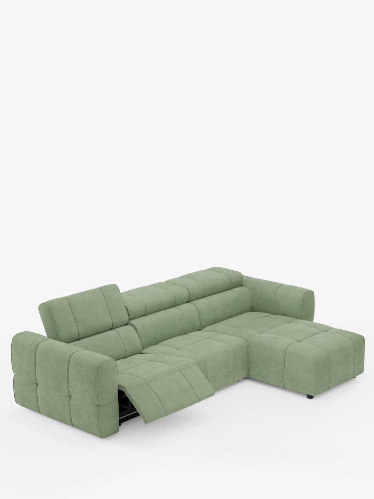Un divano angolare modulare Giotto a 5 posti da 296 cm, color verde salvia, con penisola e funzione relax elettrica opzionale, rivestito in tessuto antimacchia T23, caratterizzato da una chaise longue sul lato destro, una poltrona reclinabile e poggiatesta trapuntati su sfondo bianco.