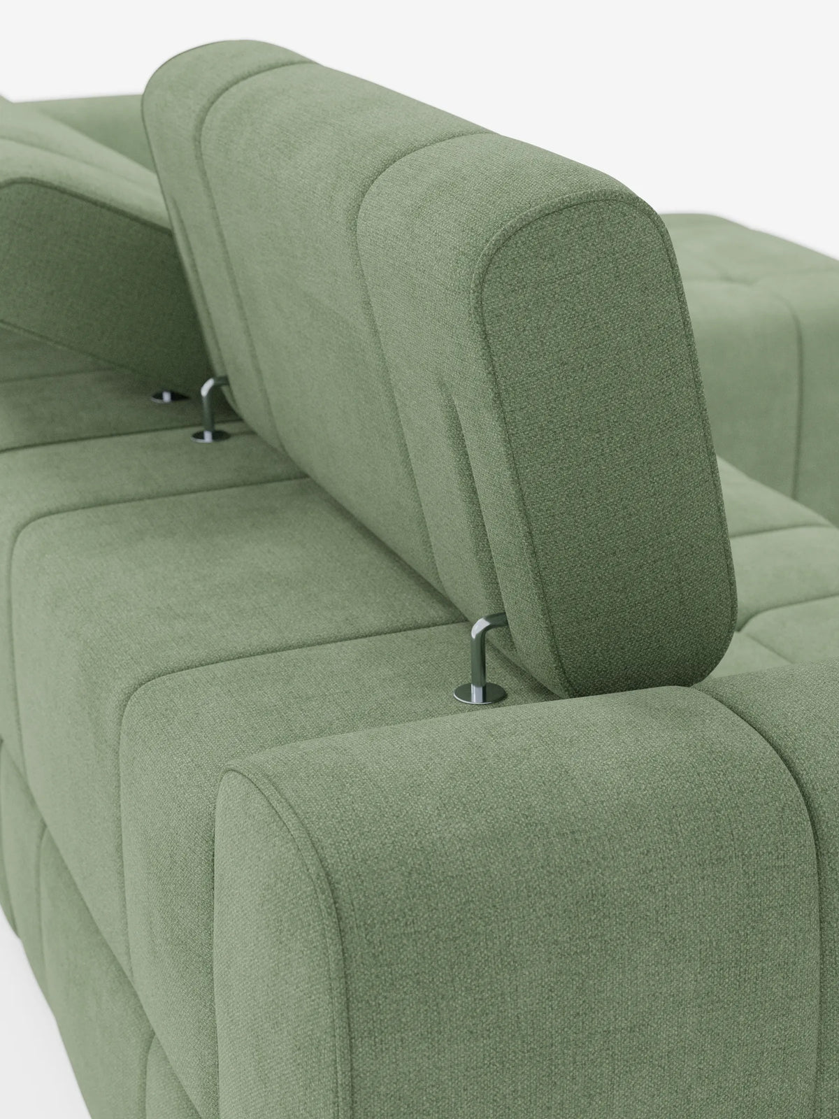 Il retro di un divano angolare modulare Giotto verde salvia a 5 posti, lungo 296 cm, con penisola e funzione relax elettrica opzionale, rivestito in tessuto antimacchia T23, caratterizzato da poggiatesta regolabili su sottili supporti in metallo lucido e da un tessuto sofisticato e dalla trama particolare.