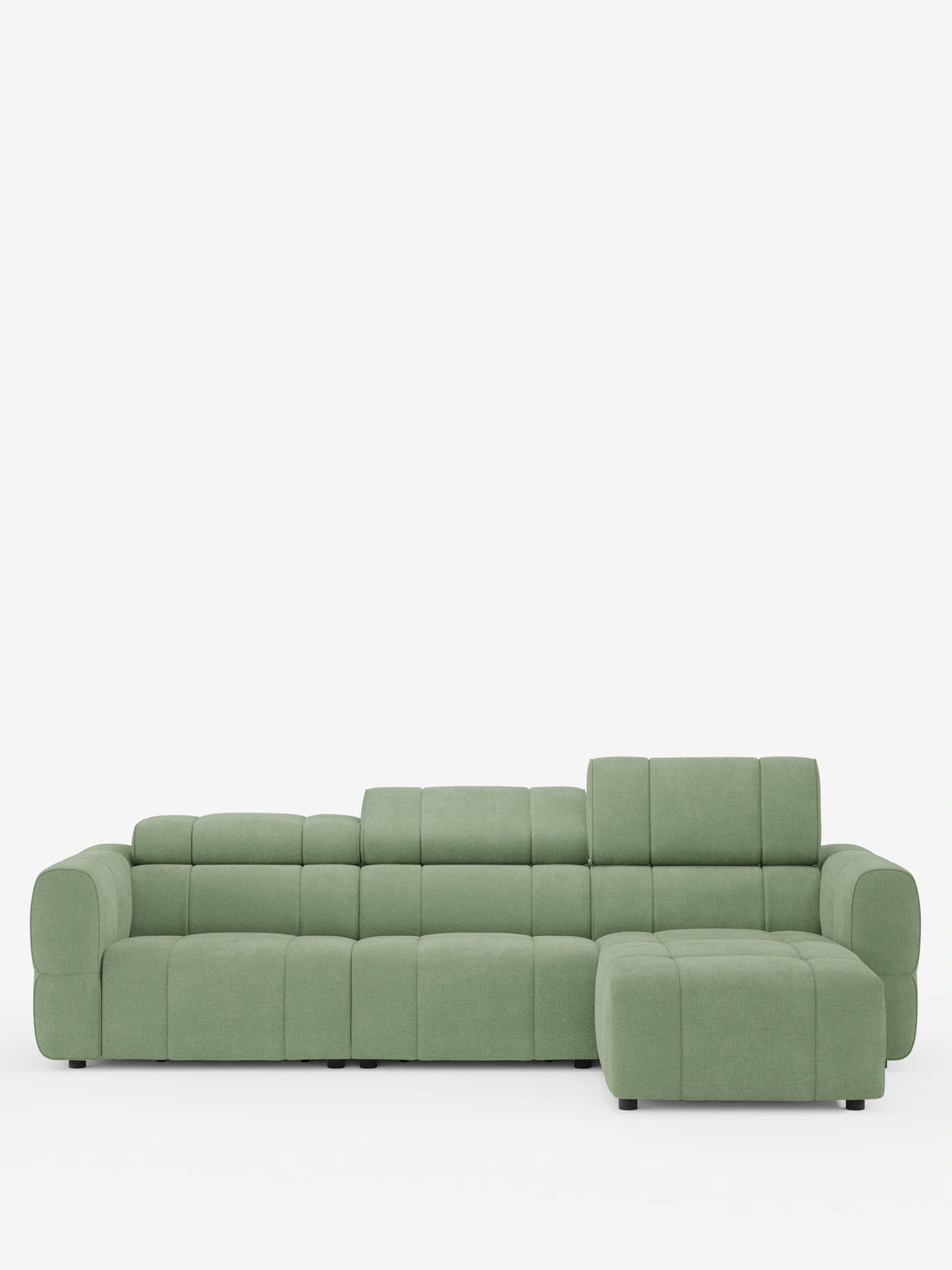 Il divano angolare modulare Giotto a 5 posti da 296 cm con penisola e funzione relax elettrica opzionale in tessuto smacchiabile T23 è un divano componibile color verde salvia con chaise longue a destra, tessuto trapuntato, piedini bassi e poggiatesta regolabili.
