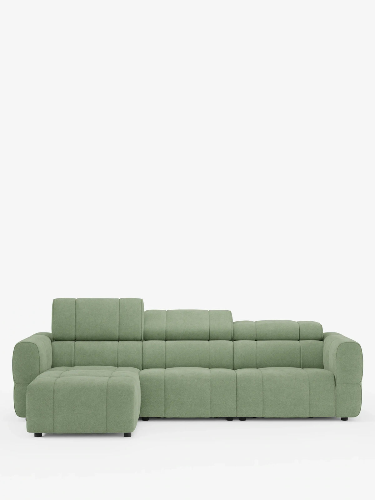 Giotto, divano angolare modulare a 5 posti da 296 cm con penisola e funzione relax elettrica opzionale in tessuto antimacchia T23: un divano componibile color verde salvia con chaise longue sul lato sinistro, rivestimento a griglia, braccioli bassi e poggiatesta regolabili.