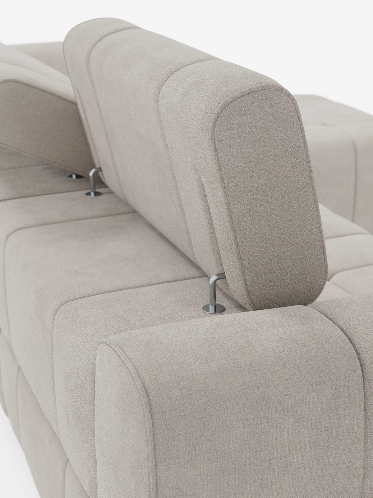 Il divano angolare modulare Giotto a 5 posti da 296 cm con penisola e funzione relax elettrica opzionale, rivestito in tessuto smacchiabile T23, è un divano componibile color beige chiaro con schienali regolabili su supporti in metallo lucido, raffigurato di retro.