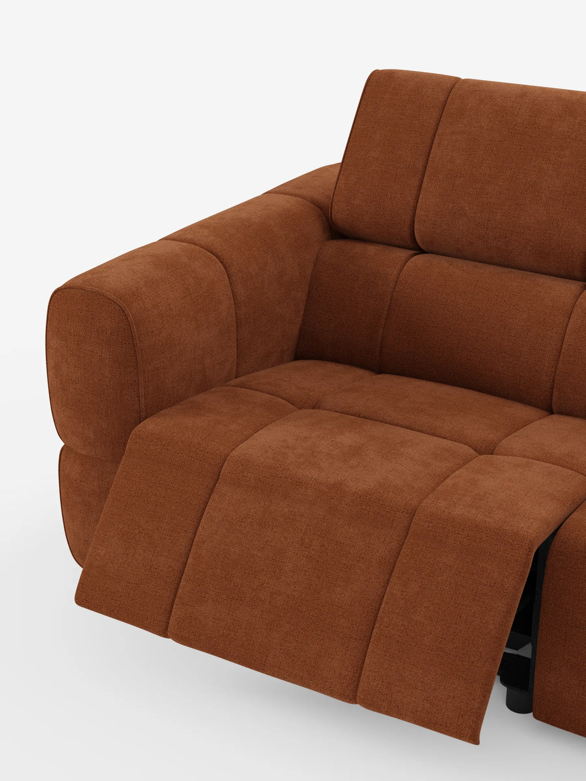 Un divano angolare modulare Giotto a 5 posti da 296 cm con penisola e funzione relax elettrica opzionale, rivestito in tessuto smacchiabile T23 color arancione bruciato, caratterizzato da cuscini dalle linee pulite con cuciture squadrate, braccioli bassi e una sezione reclinabile estesa.