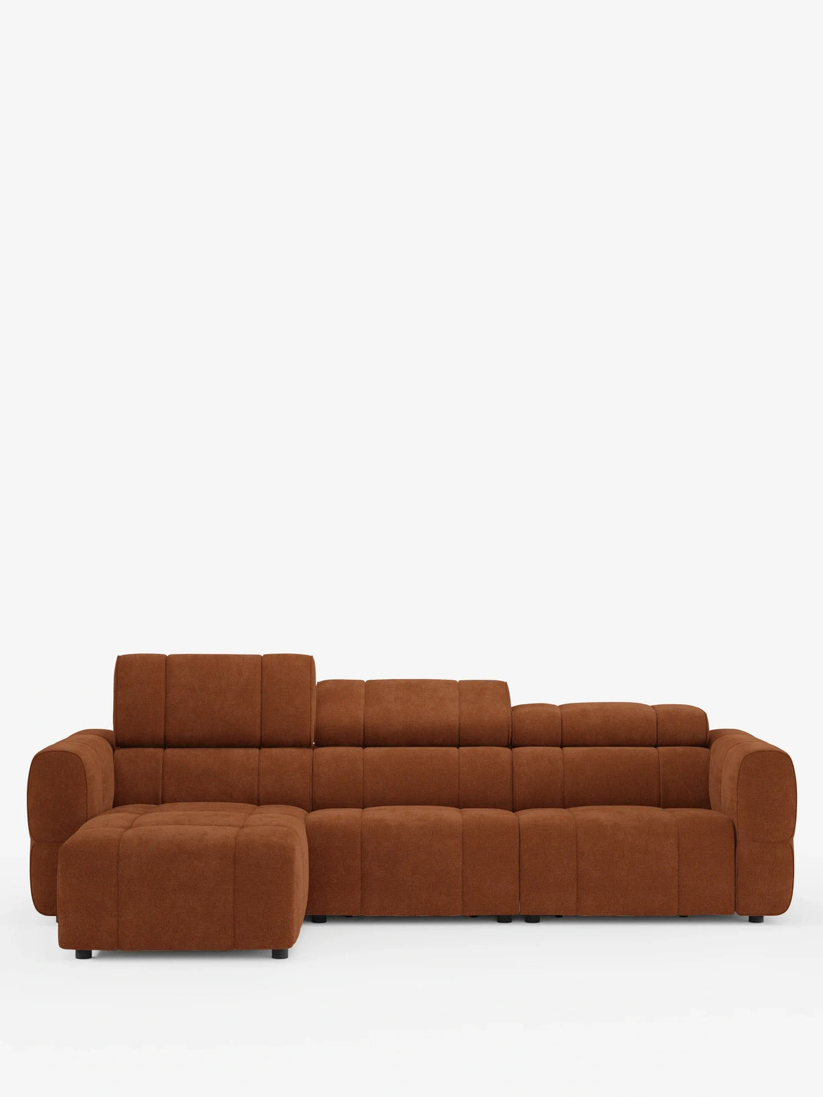 Un divano angolare modulare Giotto a 5 posti, colore ruggine, lungo 296 cm, con penisola e funzione relax elettrica opzionale, rivestito in tessuto smacchiabile T23, caratterizzato da una chaise longue sul lato sinistro, cuscini trapuntati a griglia e poggiatesta regolabili, su uno sfondo bianco a tinta unita.