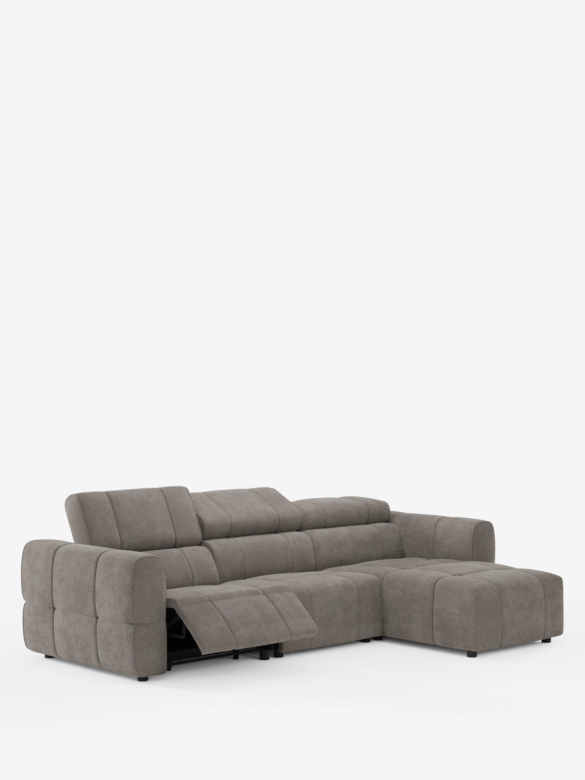 Un divano angolare modulare Giotto a 5 posti da 296 cm con penisola e funzione relax elettrica opzionale, rivestito in tessuto smacchiabile T23 modular grey, caratterizzato da una trama trapuntata, poggiatesta regolabili e una sezione reclinabile.