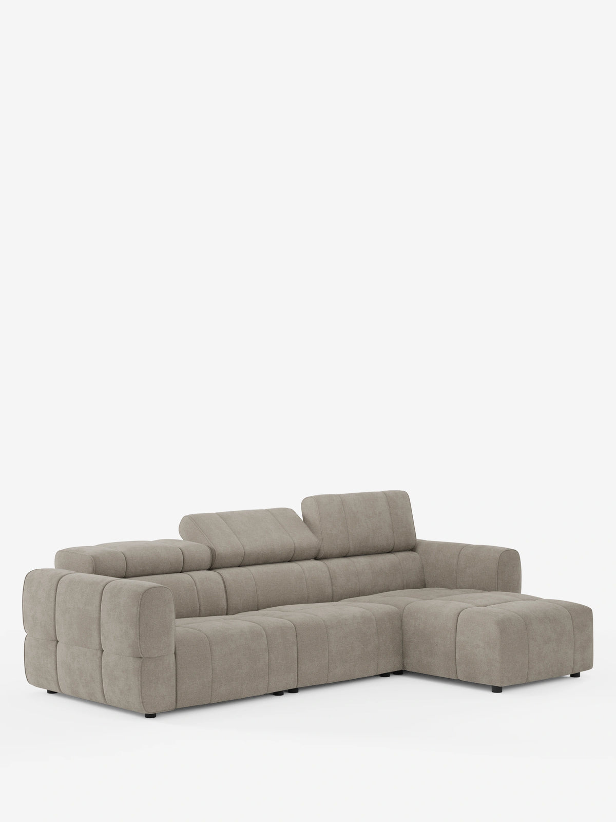Un divano angolare modulare Giotto beige a 5 posti, lungo 296 cm, con penisola e funzione relax elettrica opzionale, rivestito in tessuto smacchiabile T23, caratterizzato da imbottitura trapuntata, ampi braccioli e poggiatesta regolabili su uno sfondo bianco a tinta unita.