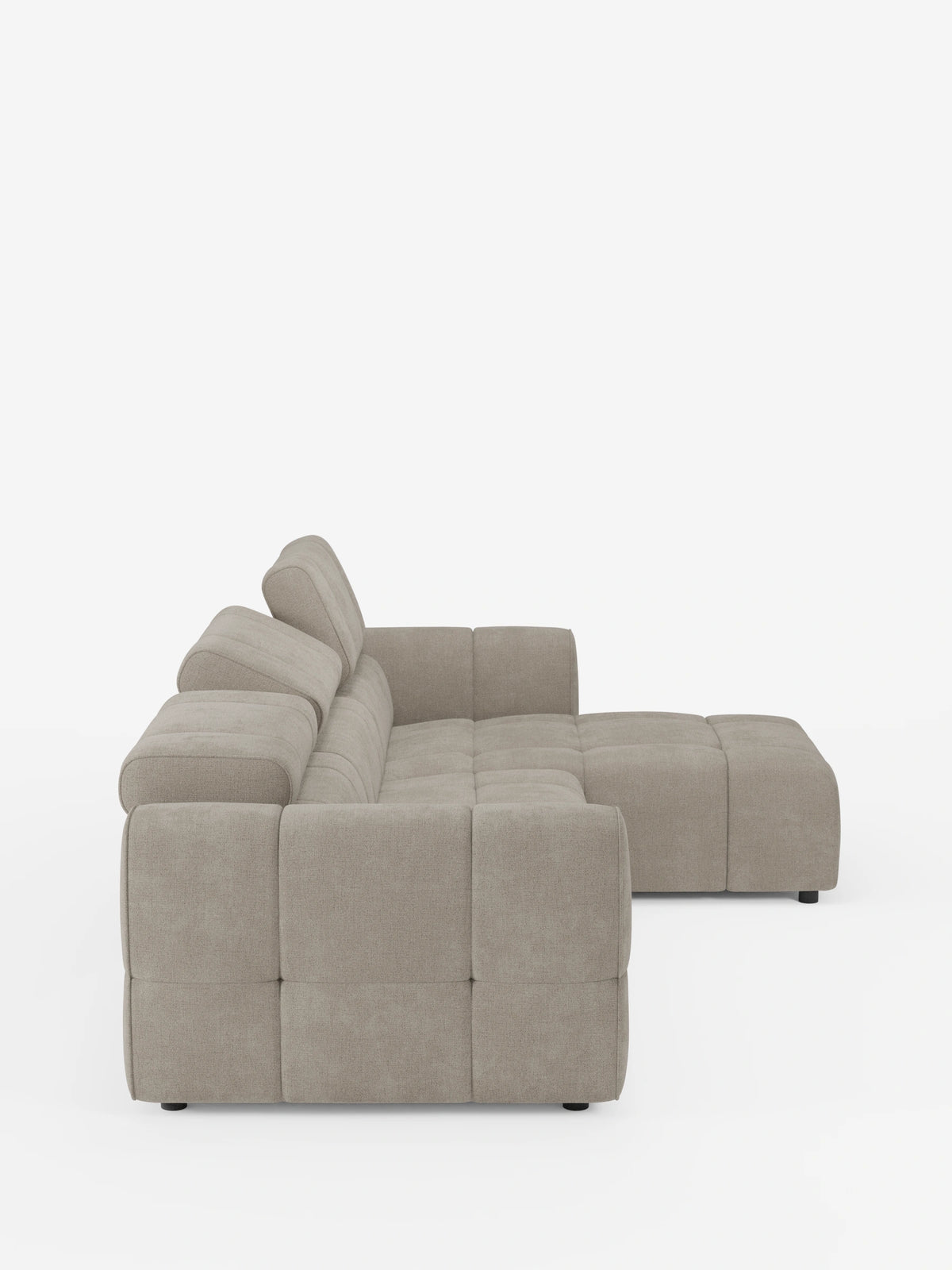 Un divano angolare modulare Giotto beige a 5 posti da 296 cm con penisola e funzione relax elettrica opzionale, rivestito in tessuto antimacchia T23: divano angolare modulare con chaise longue, sedute trapuntate, ampi braccioli e poggiatesta regolabili su sfondo bianco.