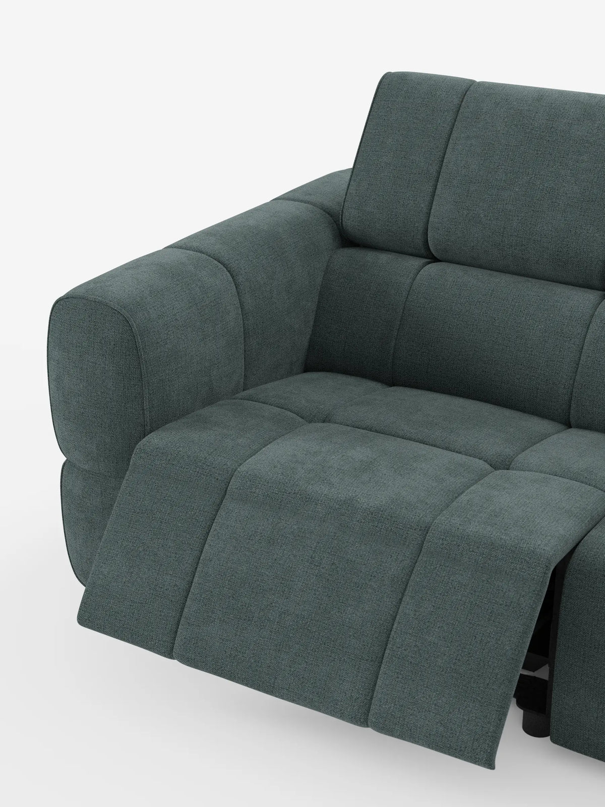 Un divano angolare modulare Giotto color verde acqua a 5 posti, lungo 296 cm, con penisola e funzione relax elettrica opzionale, rivestito in tessuto antimacchia T23, caratterizzato da un poggiapiedi rialzato e da un tessuto testurizzato con cuciture a griglia su sfondo bianco.