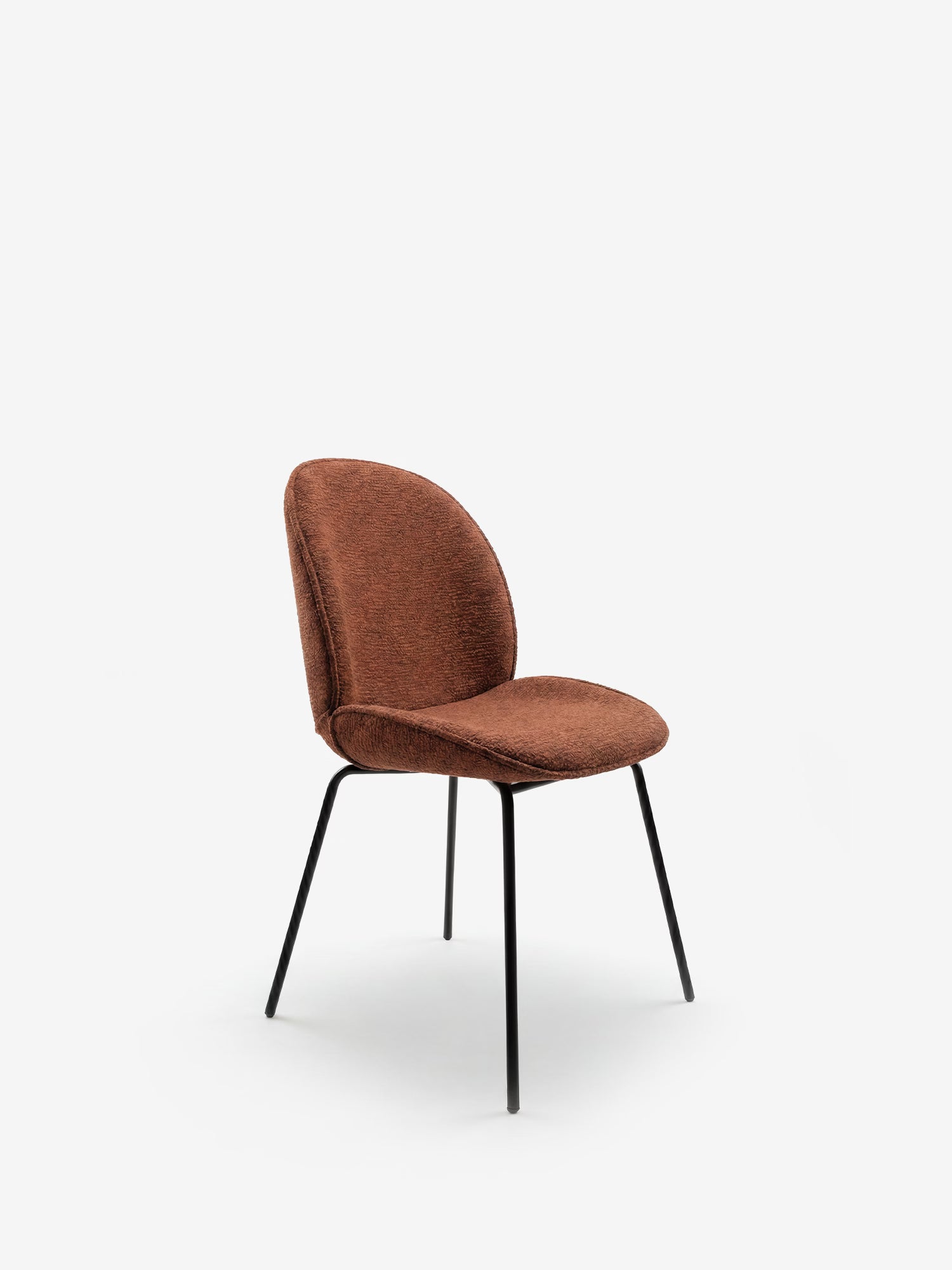 La sedia Iride, imbottita in morbido tessuto materico di Divani.Store, presenta una seduta e uno schienale curvi e imbottiti di colore marrone, con sottili gambe in metallo nero, che le conferiscono un look contemporaneo ed elegante.