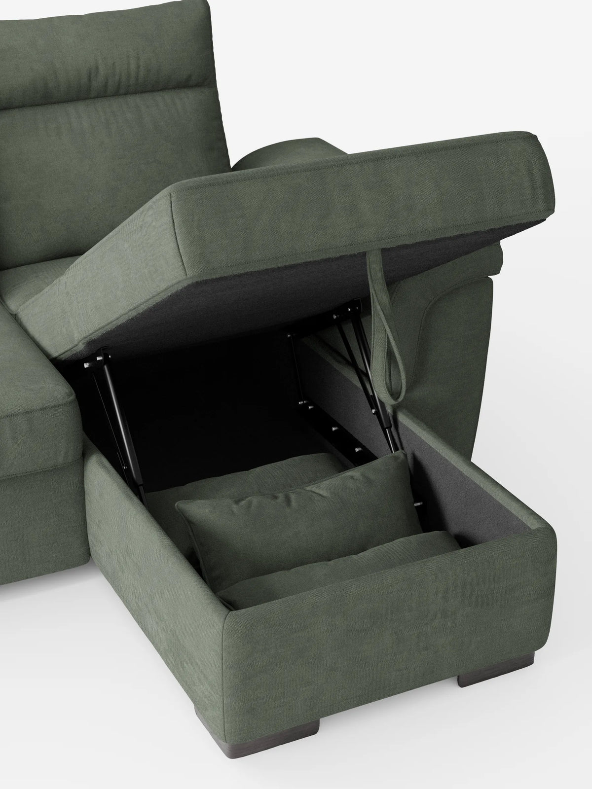 Un divano letto angolare Ischia color verde salvia, con schienali scorrevoli, elemento estraibile e penisola contenitore in tessuto antimacchia misto lino, dotato di un vano portaoggetti sotto la chaise longue, che rimane aperto grazie a una linguetta in tessuto e a un cuscino coordinato.