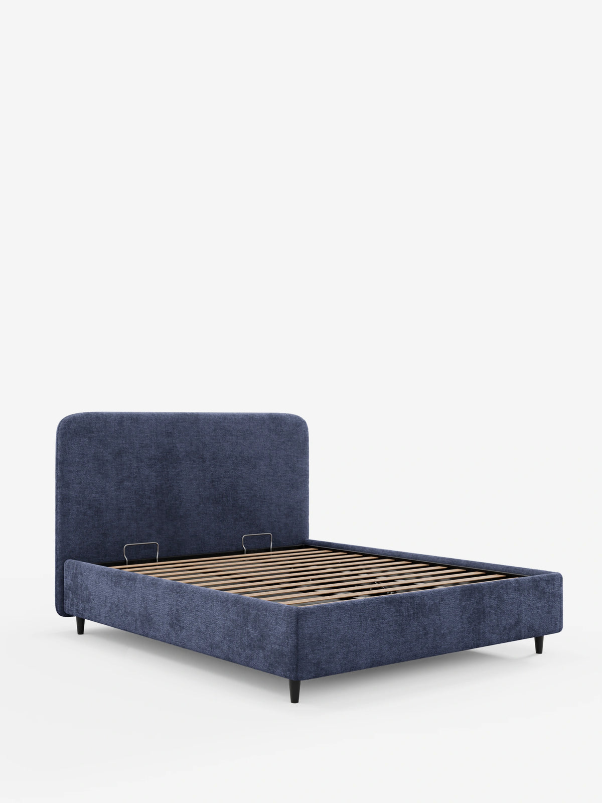 Un letto KAELOS minimal imbottito - con contenitore, gambe alte e testiera arrotondata in tessuto ciniglia color deep blue, caratterizzato da una testiera arrotondata, doghe in legno e gambe sottili nere su sfondo bianco.