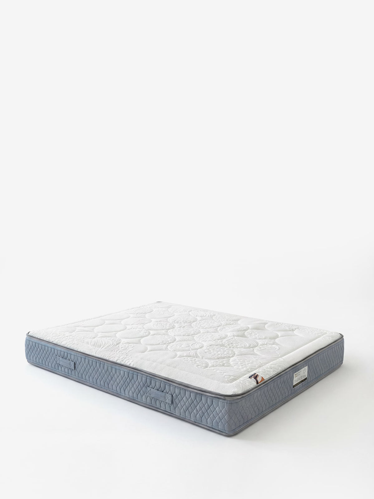 Il modello KYROS – Materasso Luxury con molle insacchettate e memory foam e Supporto Posturale Intelligente a 7 Zone di Divani.Store è qui presentato nella versione singola, caratterizzato da una superficie trapuntata bianca ed eleganti fianchi grigi con motivo a rombi. Dotato di comode maniglie laterali e di discrete etichette agli angoli, questo materasso ortopedico unisce stile e sostegno avanzato per garantire un sonno riposante.