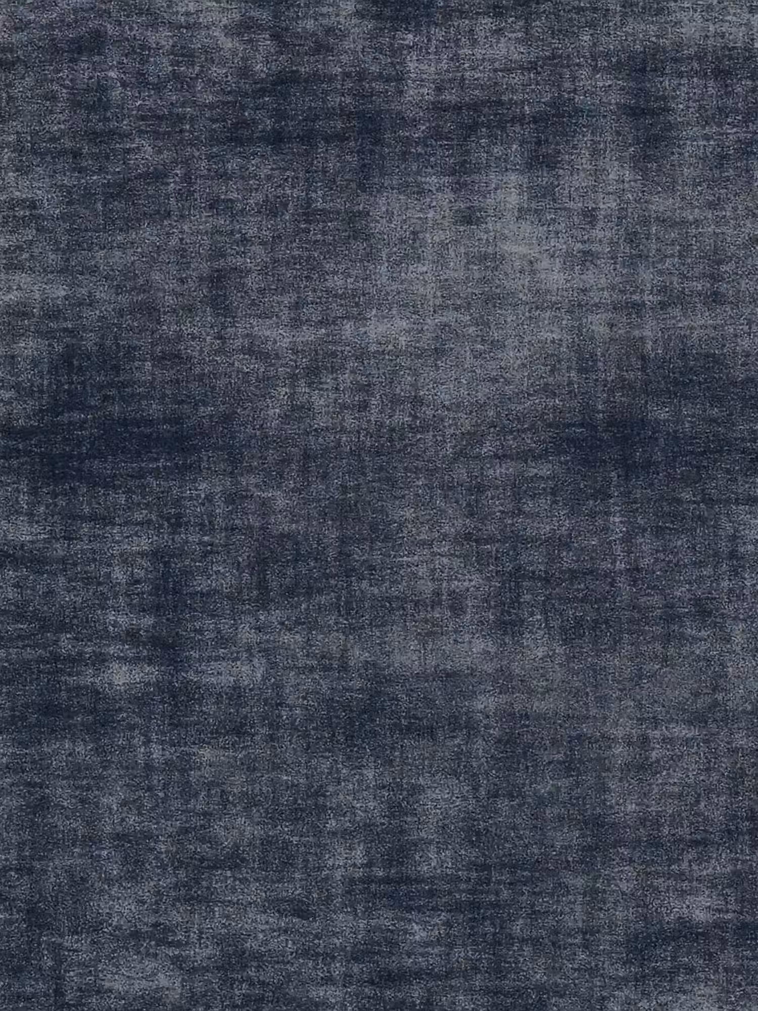 Una superficie in tessuto ciniglia blu scuro con texture, tratta dal modello “AURO letto imbottito” di Letti.store, caratterizzata da un’alta testiera capitonné dall’aspetto consumato e sbiadito che ricorda i rivestimenti vintage. Il materiale, certificato Oeko-Tex®, presenta tonalità irregolari di blu e grigio che ne esaltano il fascino vissuto e vintage. Nell’immagine non sono visibili motivi o oggetti distinguibili.