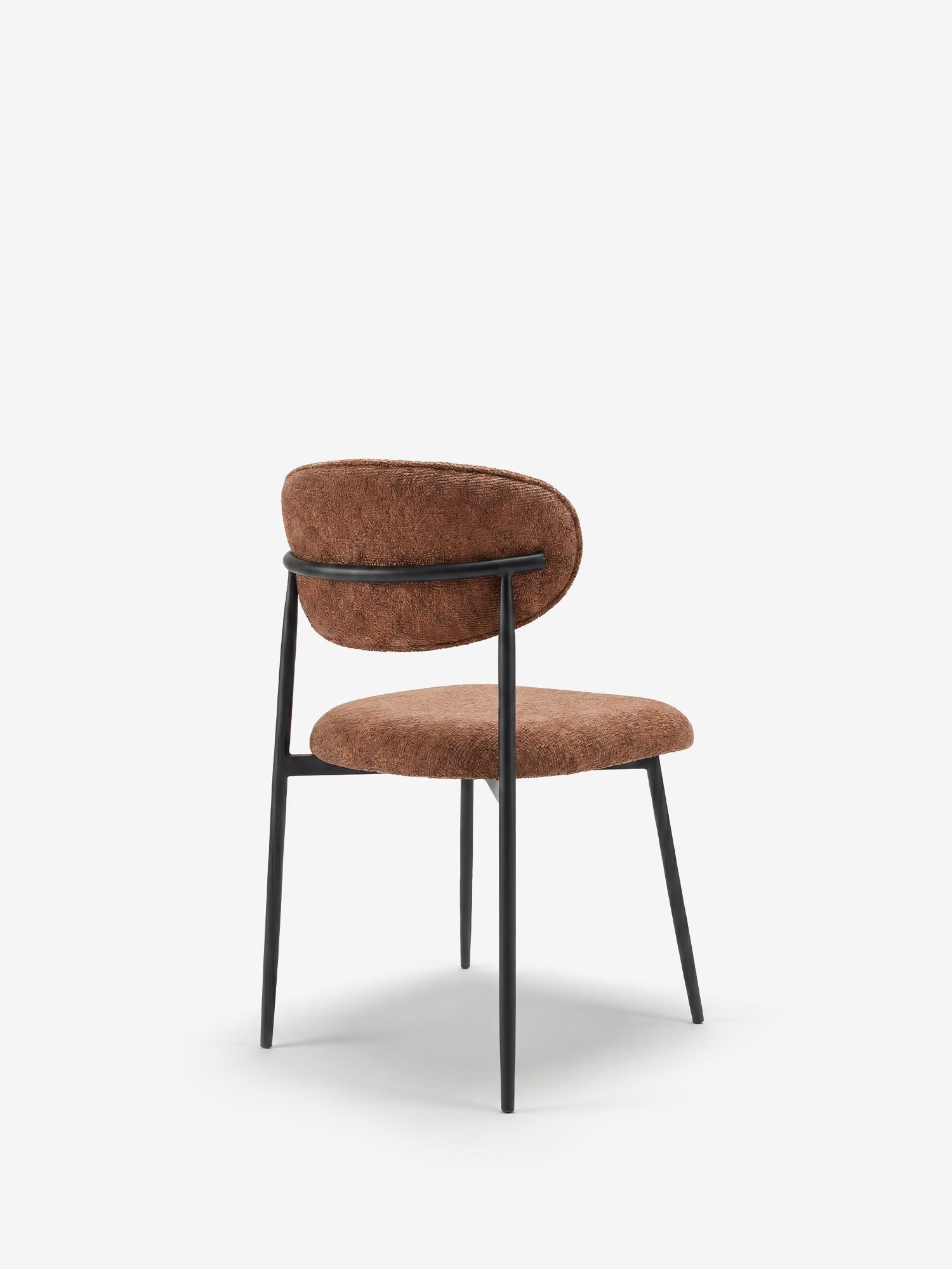 La Luce, una sedia imbottita in morbida ciniglia marrone di Divani.Store, presenta uno schienale arrotondato, una seduta in tessuto testurizzato e una struttura minimalista in metallo nero con quattro gambe sottili inclinate; ideale per ambienti moderni.