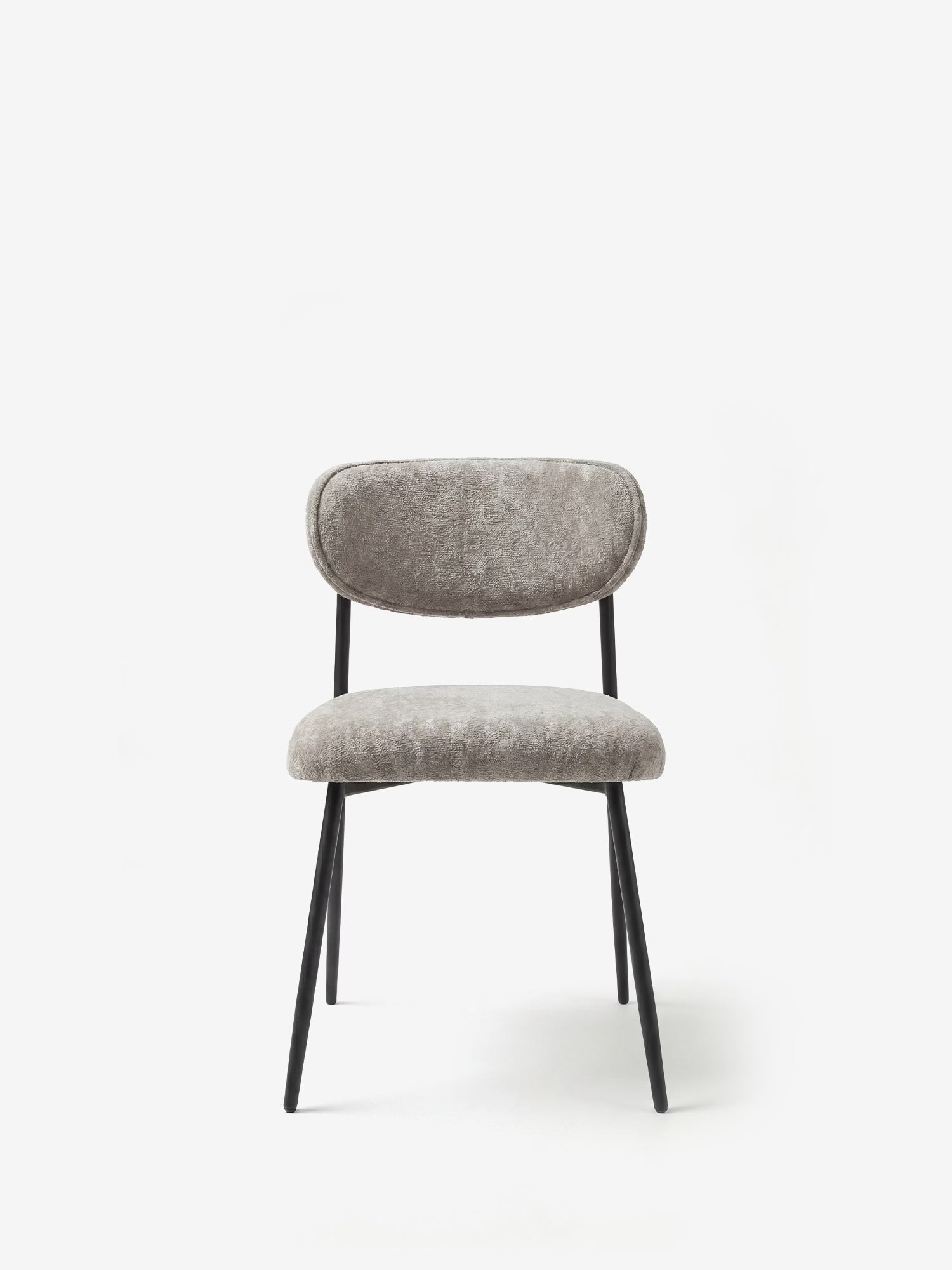 La Luce Sedia, imbottita in morbido tessuto ciniglia, di Divani.Store presenta una seduta in ciniglia soffice di colore grigio chiaro con schienale arrotondato e quattro sottili gambe in metallo nero, raffigurata su uno sfondo bianco.