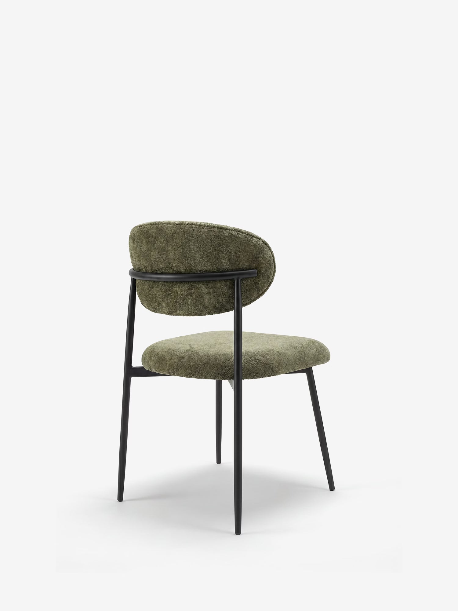 La Luce, una sedia imbottita in morbido tessuto ciniglia di Divani.Store, presenta schienale e seduta curvi color verde oliva e sottili gambe in metallo nero; è raffigurata di profilo e di retro su uno sfondo bianco per mettere in risalto il suo design moderno.