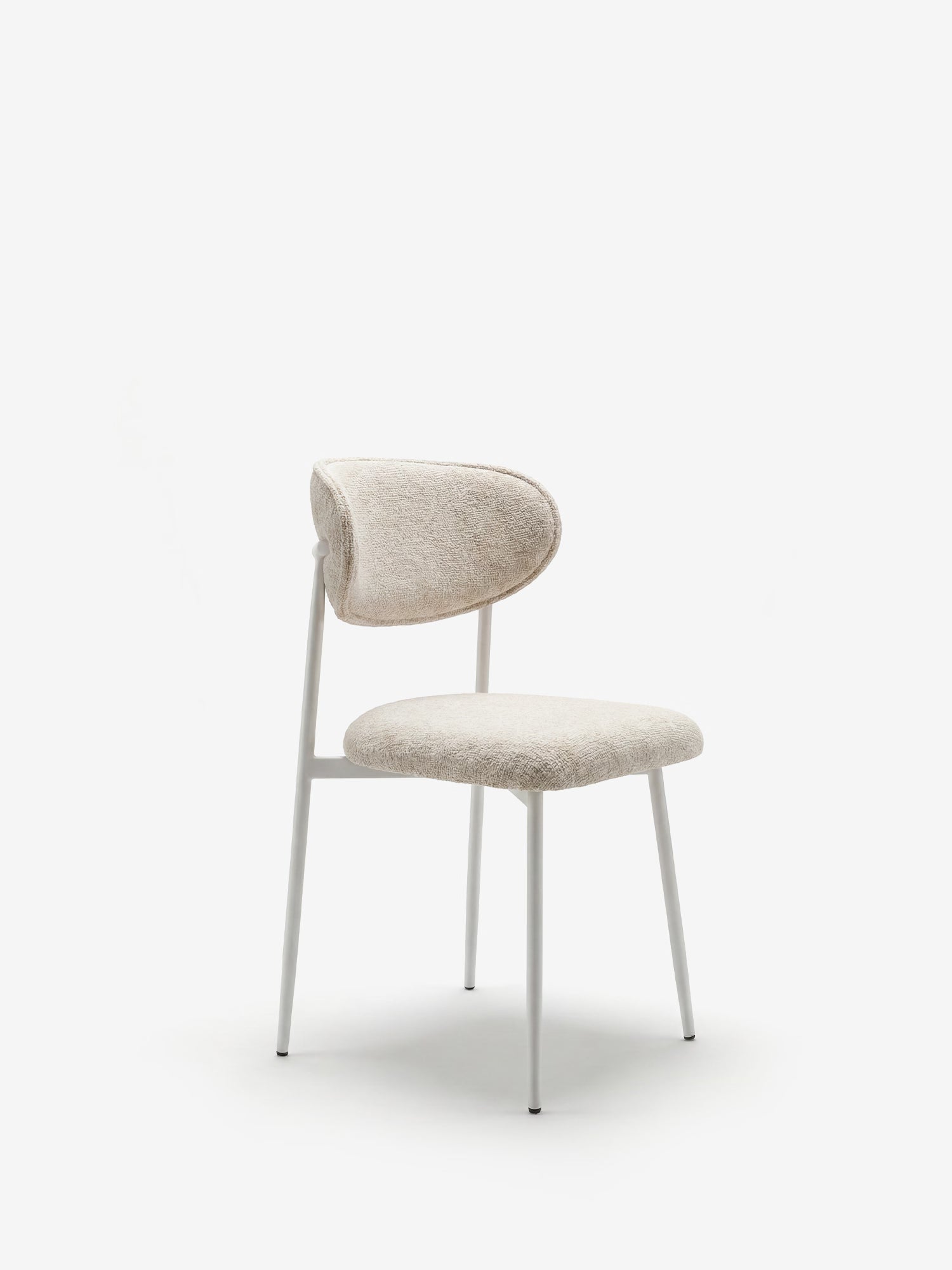 La Luce Sedia imbottita di Divani.Store presenta uno schienale ricurvo, un rivestimento in tessuto testurizzato color bianco sporco e una struttura in metallo bianco con quattro gambe slanciate, che le conferiscono un aspetto minimalista e arioso.
