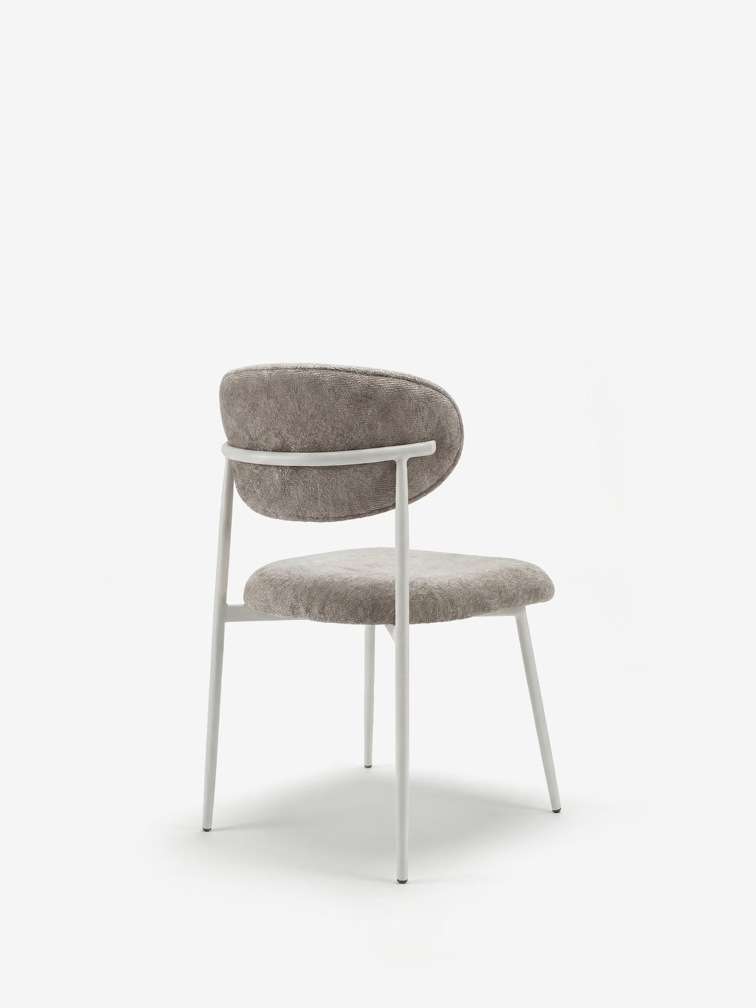 Luce: poltrona imbottita con schienale curvo in tessuto grigio chiaro, struttura in metallo bianco dallo stile minimalista con quattro gambe sottili. Un design contemporaneo e semplice firmato Divani.Store.