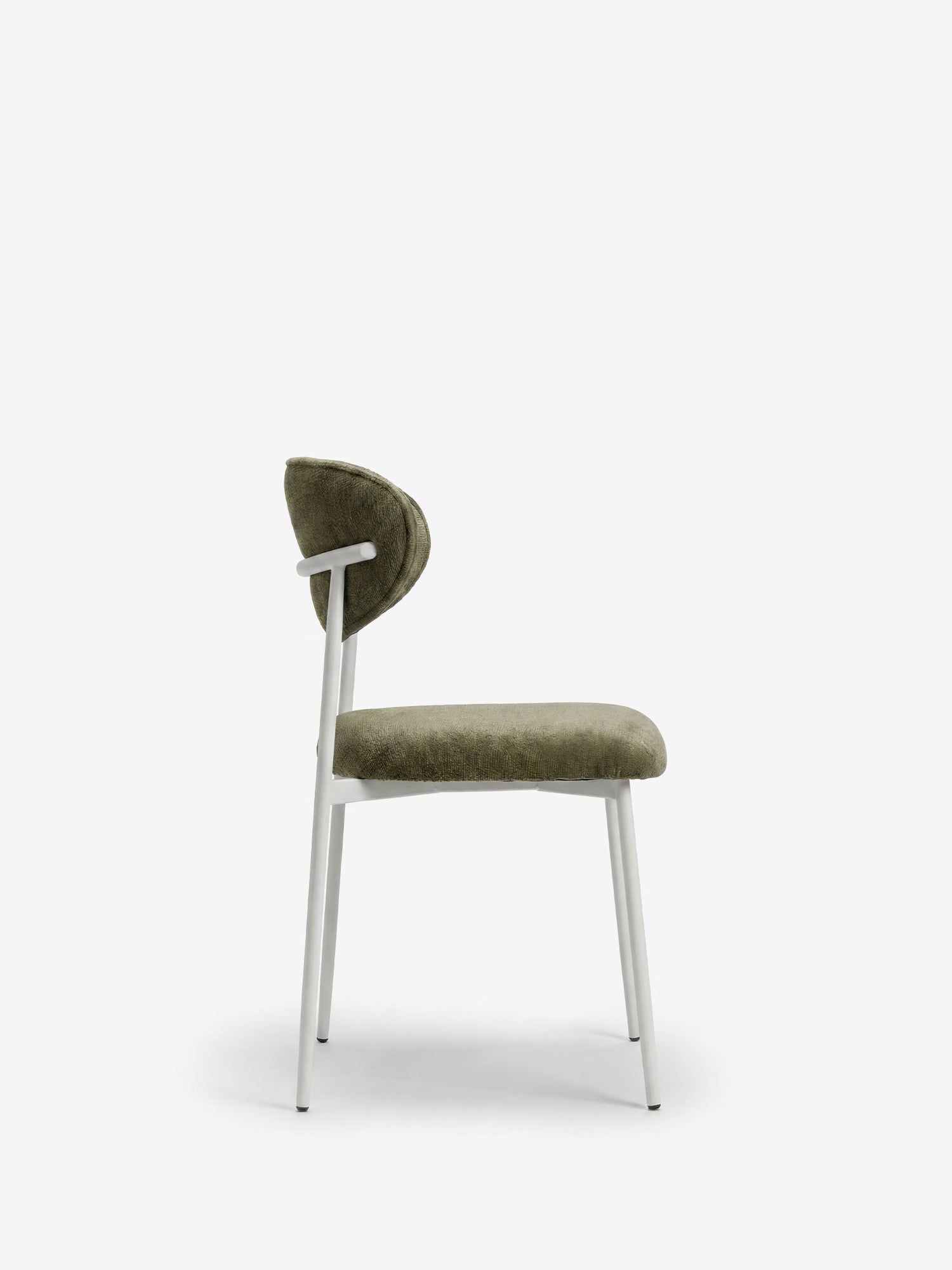 La sedia imbottita Luce di Divani.Store presenta una seduta in tessuto verde chiaro e uno schienale curvo con sottili gambe in metallo bianco, raffigurata di profilo su uno sfondo bianco a tinta unita: ideale per ambienti minimalisti e moderni.