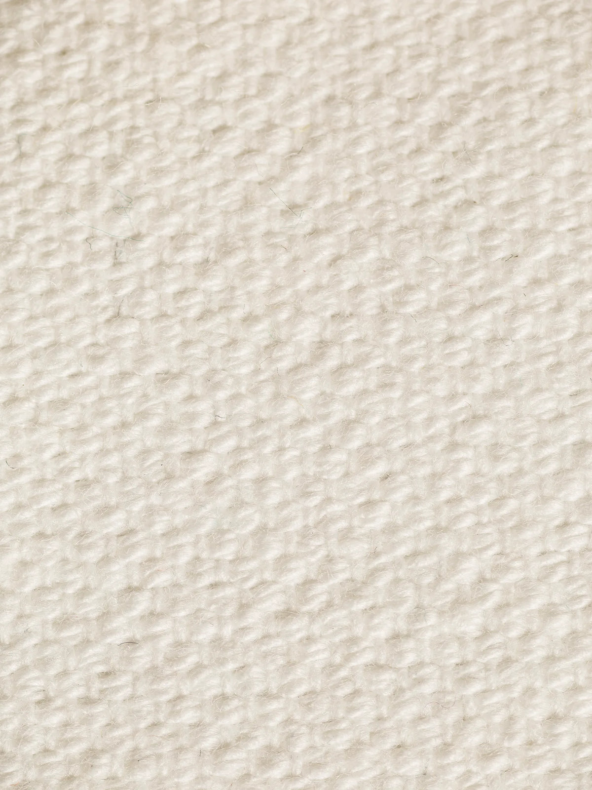 Un primo piano del tessuto S06 LINOSA, realizzato al 100% in cotone riciclato, caratterizzato da un tessuto color crema con una trama spessa e intrecciata, un aspetto irregolare e nodoso e fibre visibili che creano un effetto distintivo simile alla canapa su tutta la trama.