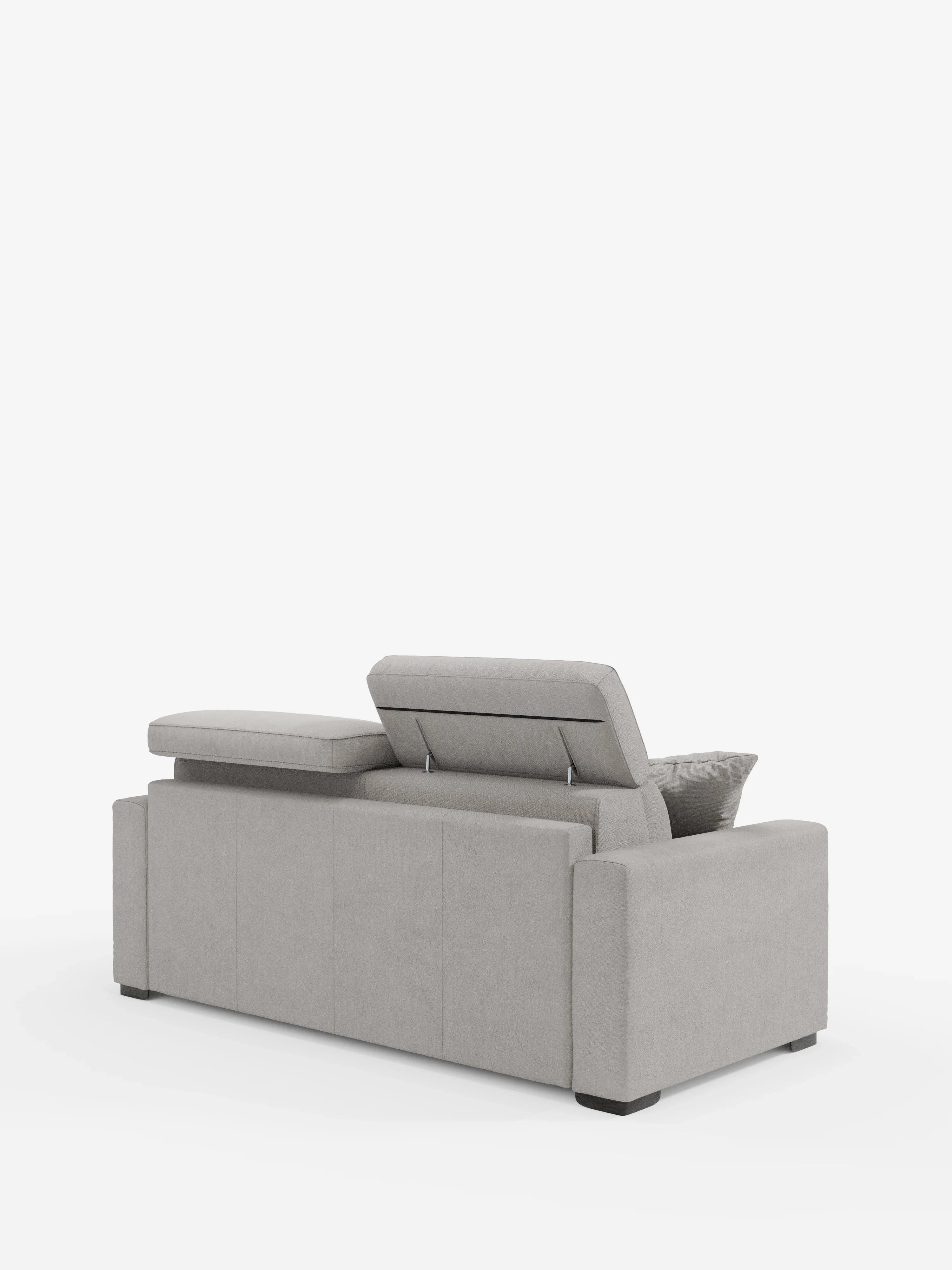 Il divano letto Maximus a 3 posti in grigio chiaro contemporaneo con materasso ALTO 20 cm di Divani.Store è raffigurato di retro, mettendo in risalto i suoi ampi braccioli e i due poggiatesta reclinabili in diverse posizioni verticali, su uno sfondo bianco a tinta unita. Il divano è rivestito in tessuto rimovibile Oeko-Tex resistente alle macchie.