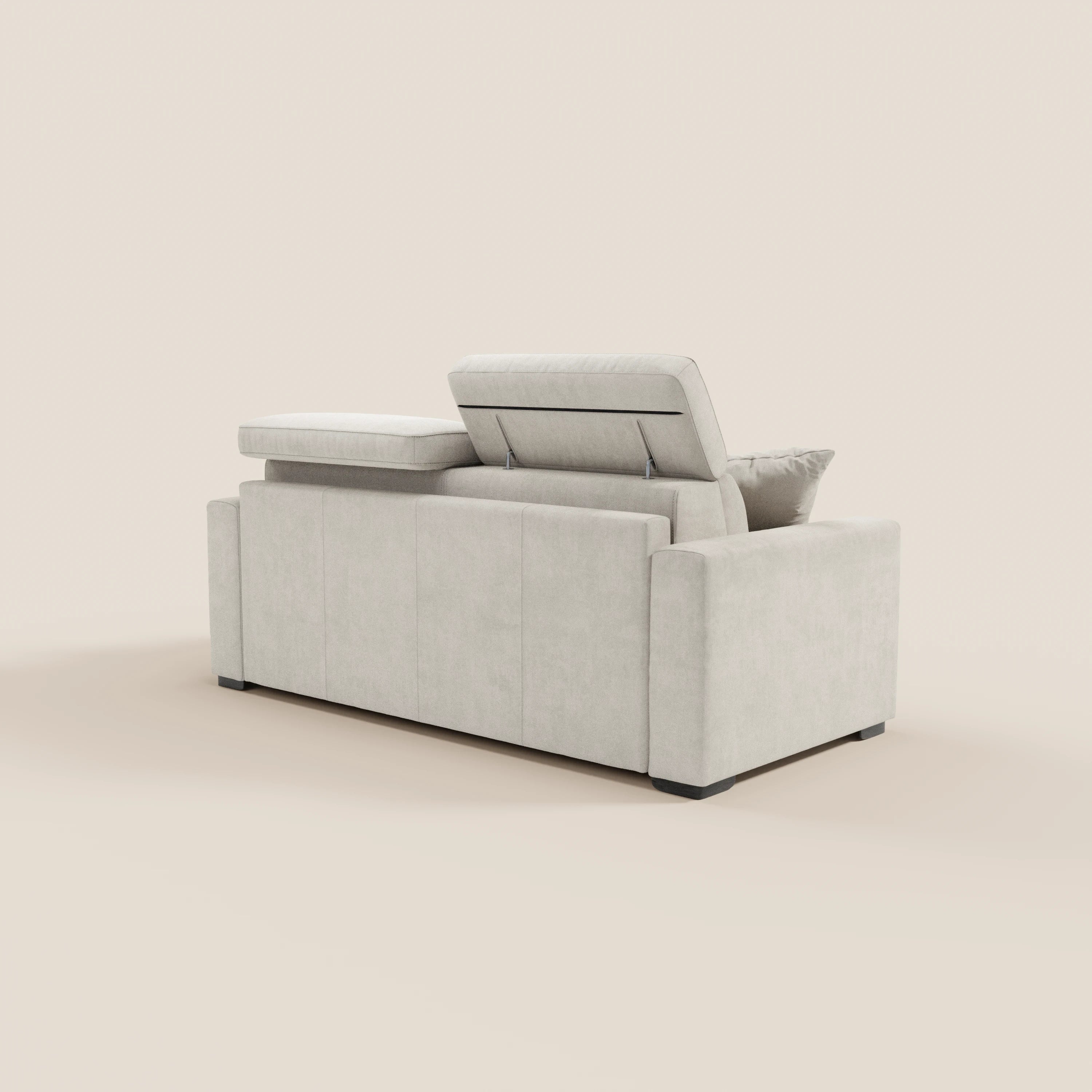 Il divano letto a 3 posti Maximus con materasso ALTO 20 cm di Divani.Store è raffigurato nella vista posteriore in beige chiaro, con un poggiatesta reclinabile sollevato, braccioli dritti, linee pulite, gambe corte nere e rivestimento in tessuto Oeko-Tex.