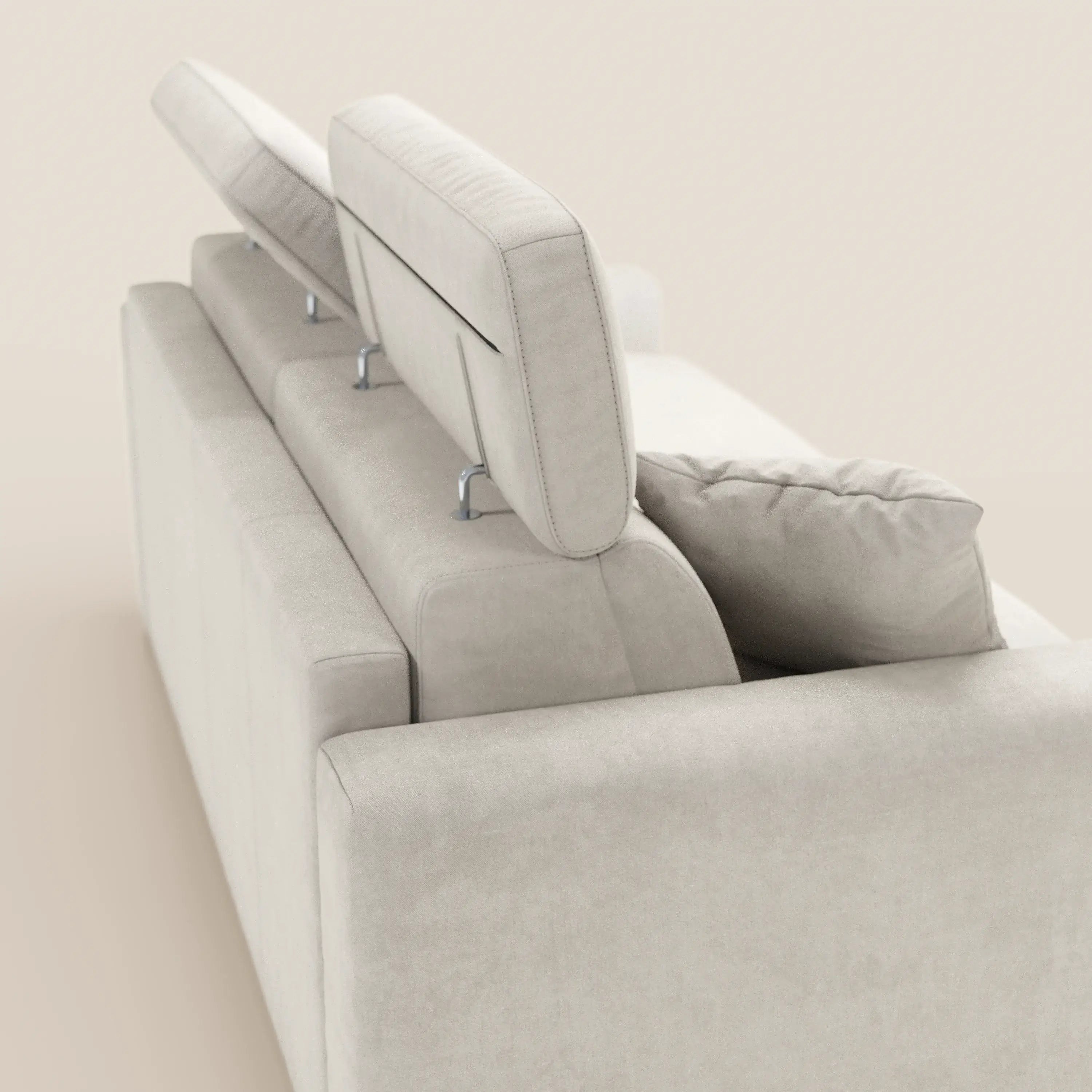 Il divano letto a 3 posti Maximus di Divani.Store è dotato di poggiatesta reclinabili, un materasso alto 20 cm e un tessuto Oeko-Tex antimacchia color beige chiaro, caratterizzato da linee pulite e morbidi cuscini, presentato su uno sfondo neutro a tinta unita.