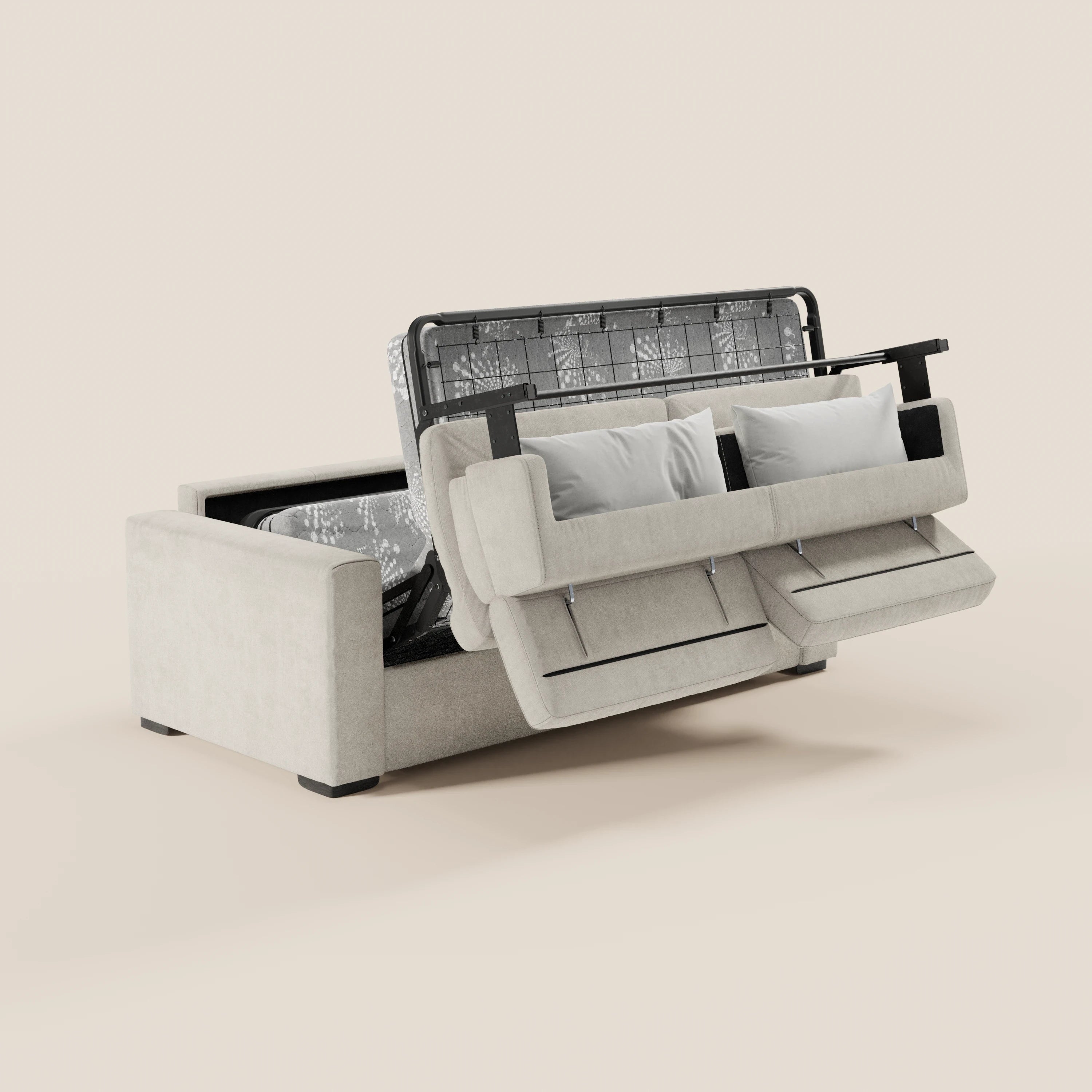 Il divano letto a 3 posti Maximus con materasso ALTO 20 cm di Divani.Store è realizzato in tessuto beige Oeko-Tex antimacchia, presenta piedini neri, un letto estraibile parzialmente aperto con materasso matrimoniale alla francese e due cuscini bianchi su uno sfondo beige chiaro.