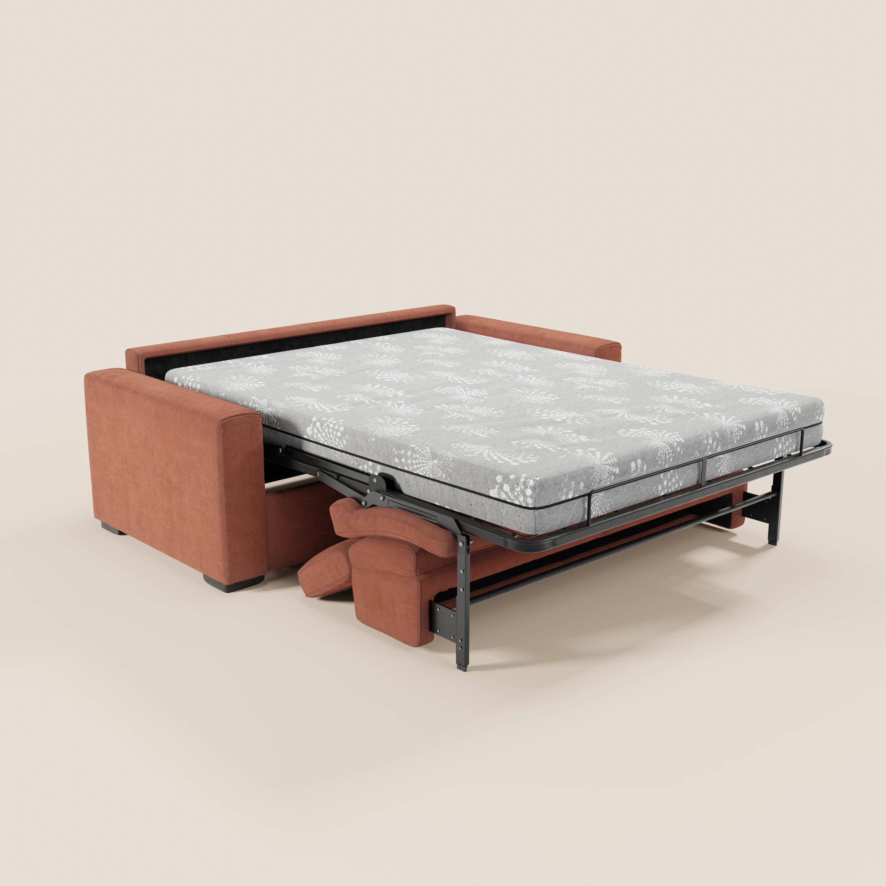Un divano letto a 3 posti Maximus di Divani.Store, color ruggine, con un materasso floreale dello spessore di 20 cm, è aperto, lasciando intravedere la struttura sotto il materasso matrimoniale alla francese. Lo schienale e i braccioli verticali risaltano sullo sfondo beige. Poggiatesta reclinabili in tessuto Oeko-Tex.