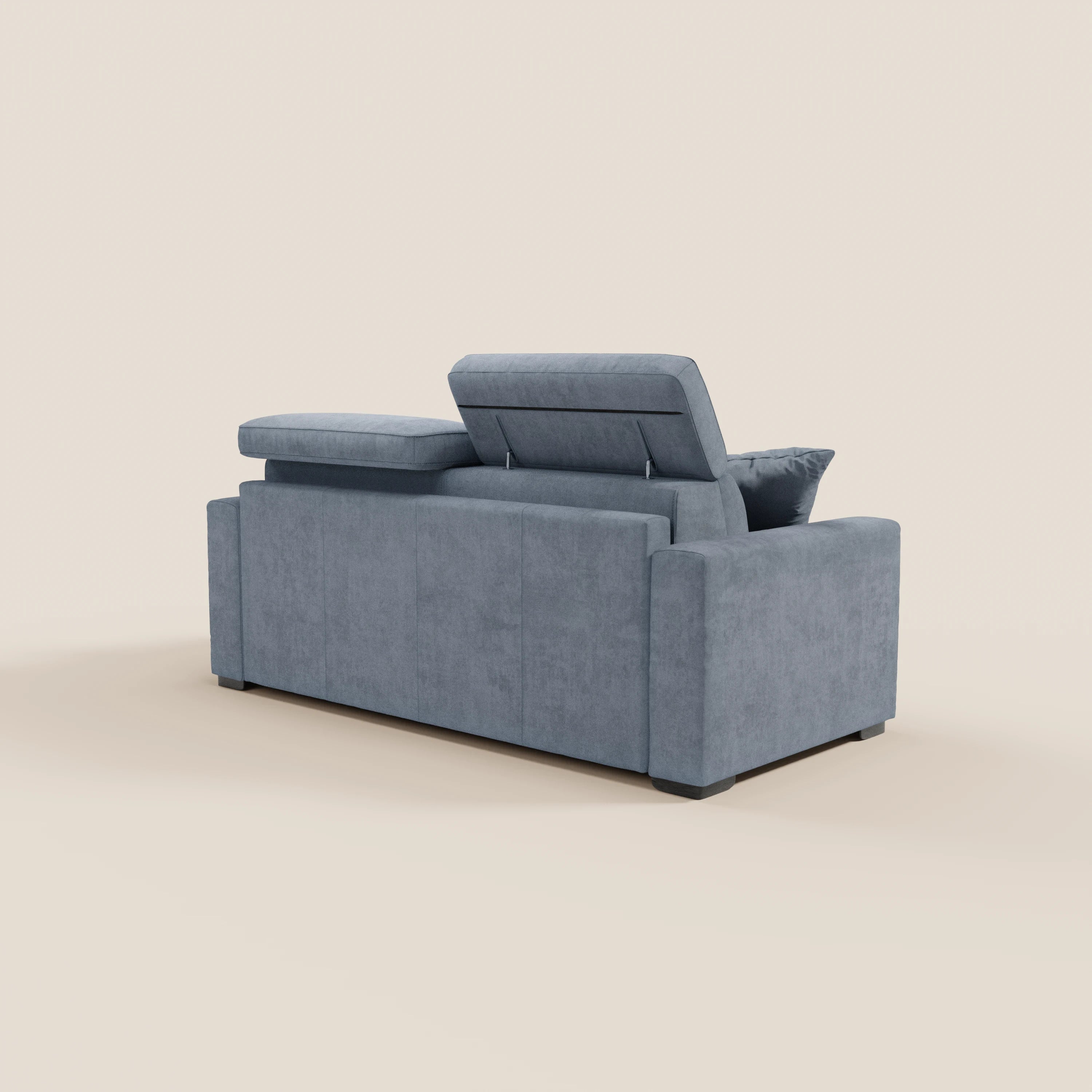 Il divano letto Maximus a 3 posti in azzurro contemporaneo con materasso ALTO 20 cm di Divani.Store è raffigurato di retro, con un poggiatesta rialzato e reclinabile e l’altro piatto. Il divano presenta linee pulite, braccioli squadrati e poggia su bassi piedini neri su uno sfondo beige a tinta unita. Realizzato in tessuto smacchiabile certificato Oeko-Tex.