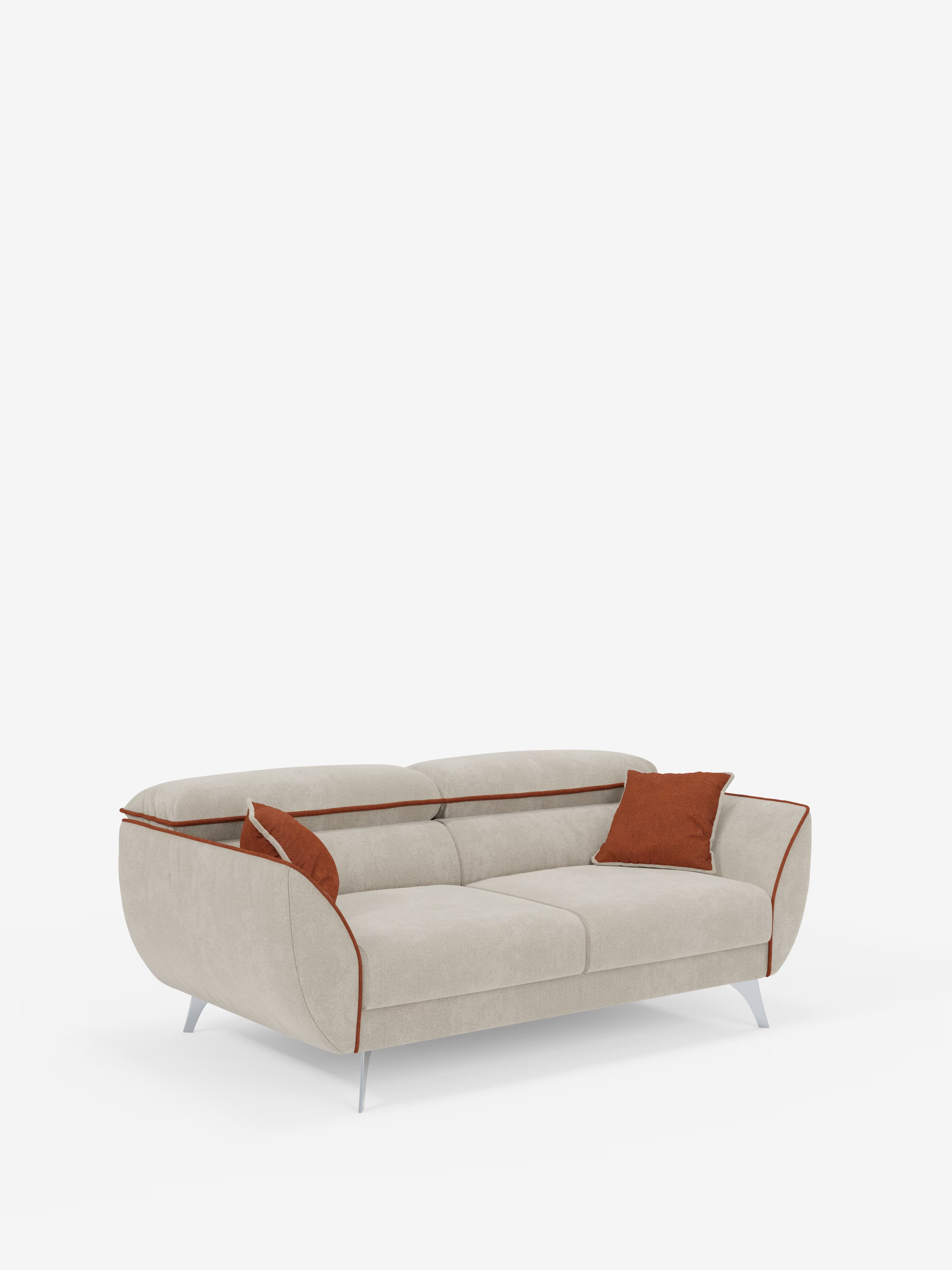 Vi presentiamo il divano Michelangelo a 2 e 3 posti di Divani.Store, un moderno divanetto beige dalle linee arrotondate, con sottili gambe in metallo, eleganti rifiniture marroni e due cuscini decorativi marroni abbinati, presentato su uno sfondo bianco a tinta unita. Questo divano è dotato di sedute allungabili e poggiatesta reclinabili per il massimo comfort, rivestito in tessuto bicolore smacchiabile T23 che crea un sottile contrasto. Il suo design contemporaneo e minimalista si ispira ai soggiorni