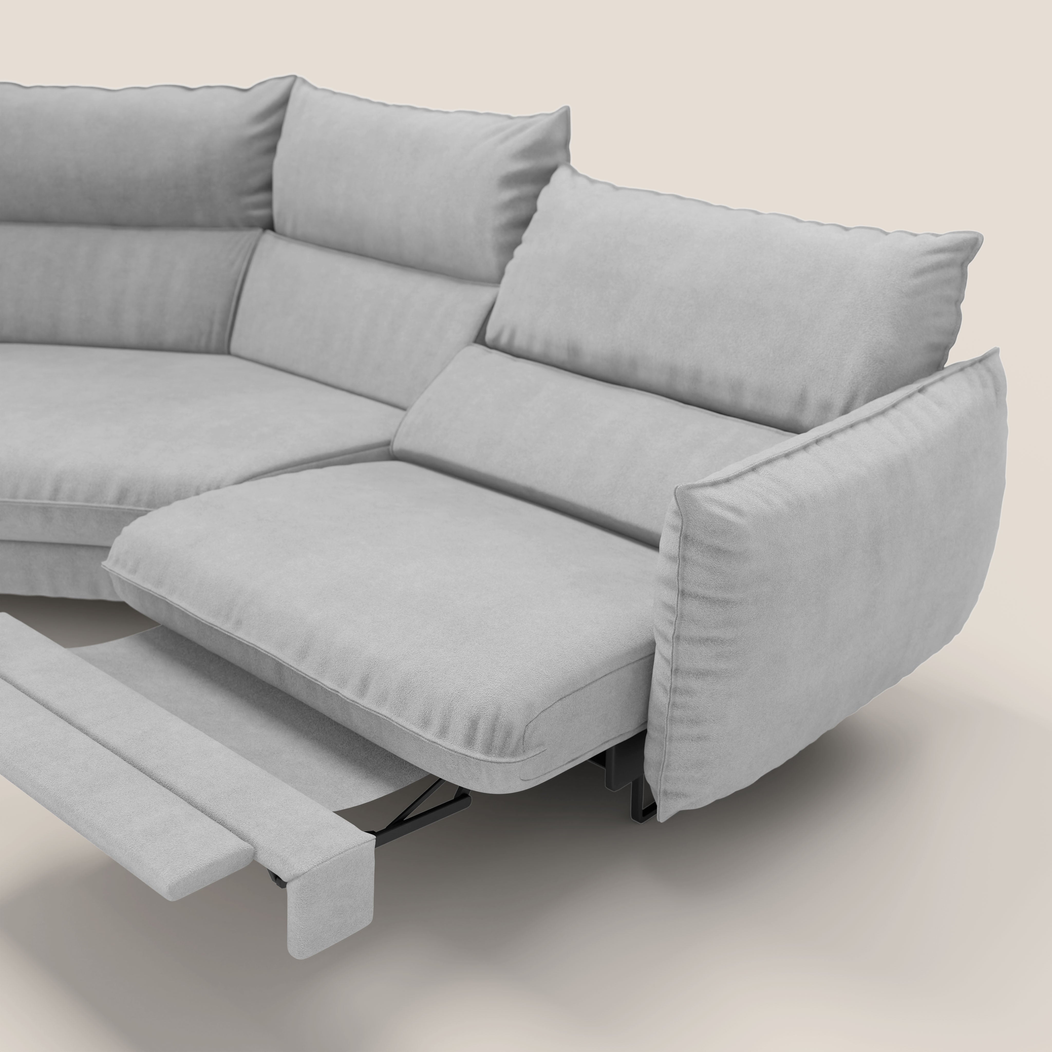 Monamour divano moderno angolare con opzione relax elettrico in microfibra smacchiabile impermeabile T11 grigio chiaro - divani.store