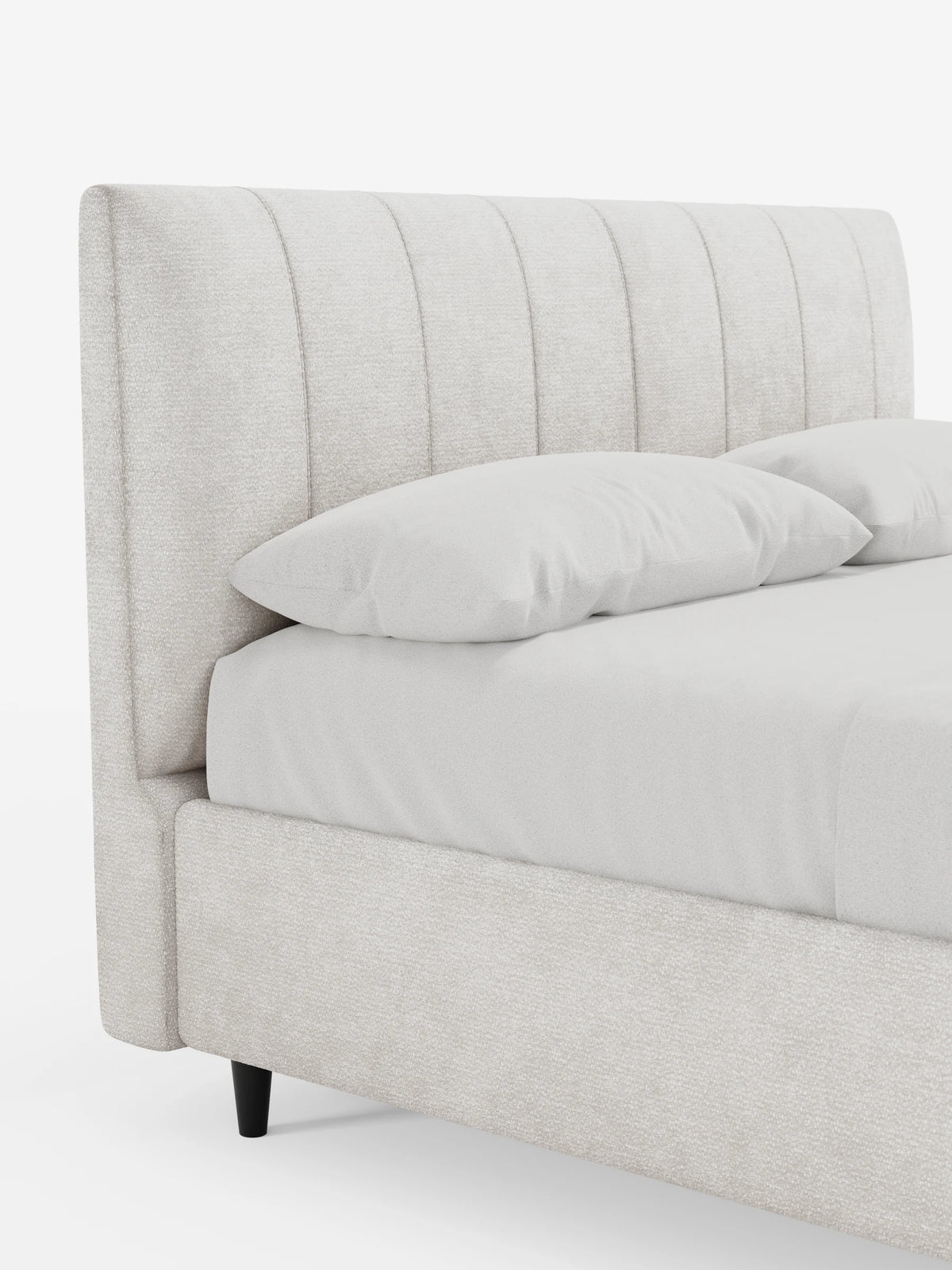 Un letto imbottito ONYX con contenitore e testiera verticale in tessuto certificato Oeko-Tex®, caratterizzato da un'alta testiera a pannelli verticali in tessuto testurizzato color crema chiaro, rivestita con biancheria coordinata su sfondo bianco.