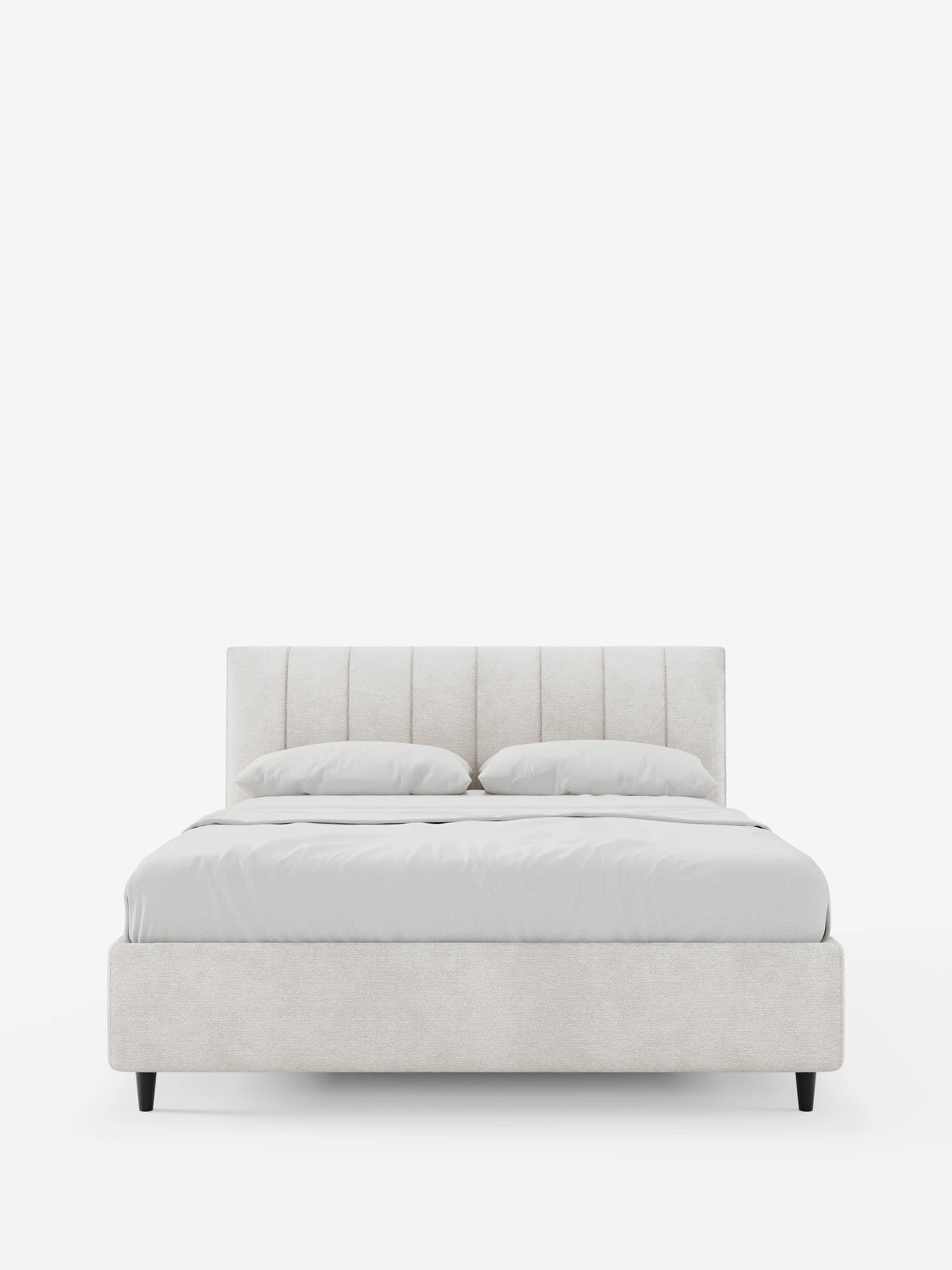 Letto imbottito ONYX con contenitore e testiera verticale in tessuto certificato Oeko-Tex® color beige chiaro, con testiera a pannelli verticali, biancheria da letto coordinata, due cuscini e gambe corte e affusolate di colore nero su sfondo bianco.