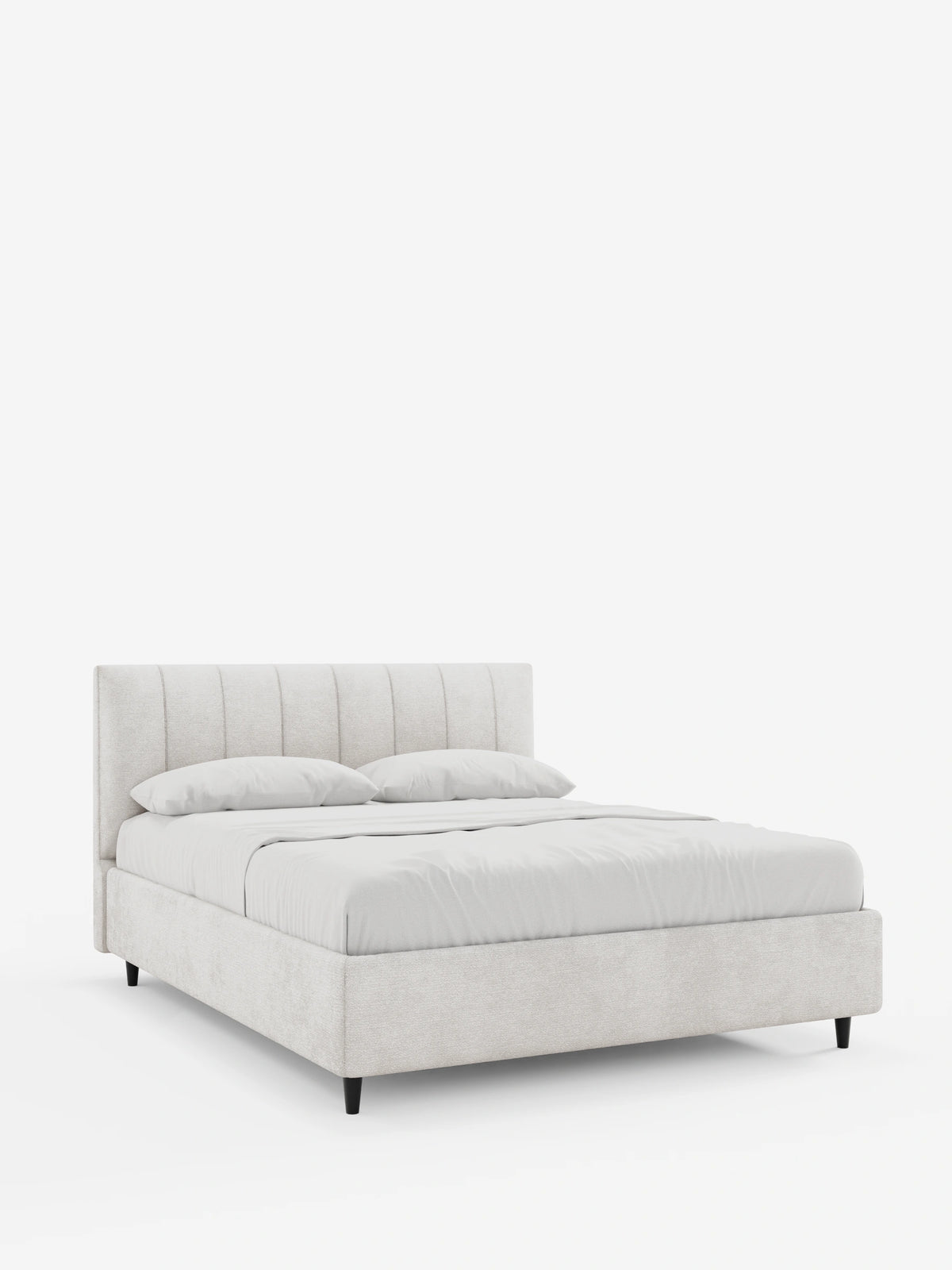 Letto imbottito ONYX con contenitore e testiera verticale in tessuto certificato Oeko-Tex® color beige chiaro, caratterizzato da trapuntatura a canali, lenzuola bianche immacolate e quattro gambe affusolate scure su sfondo bianco.