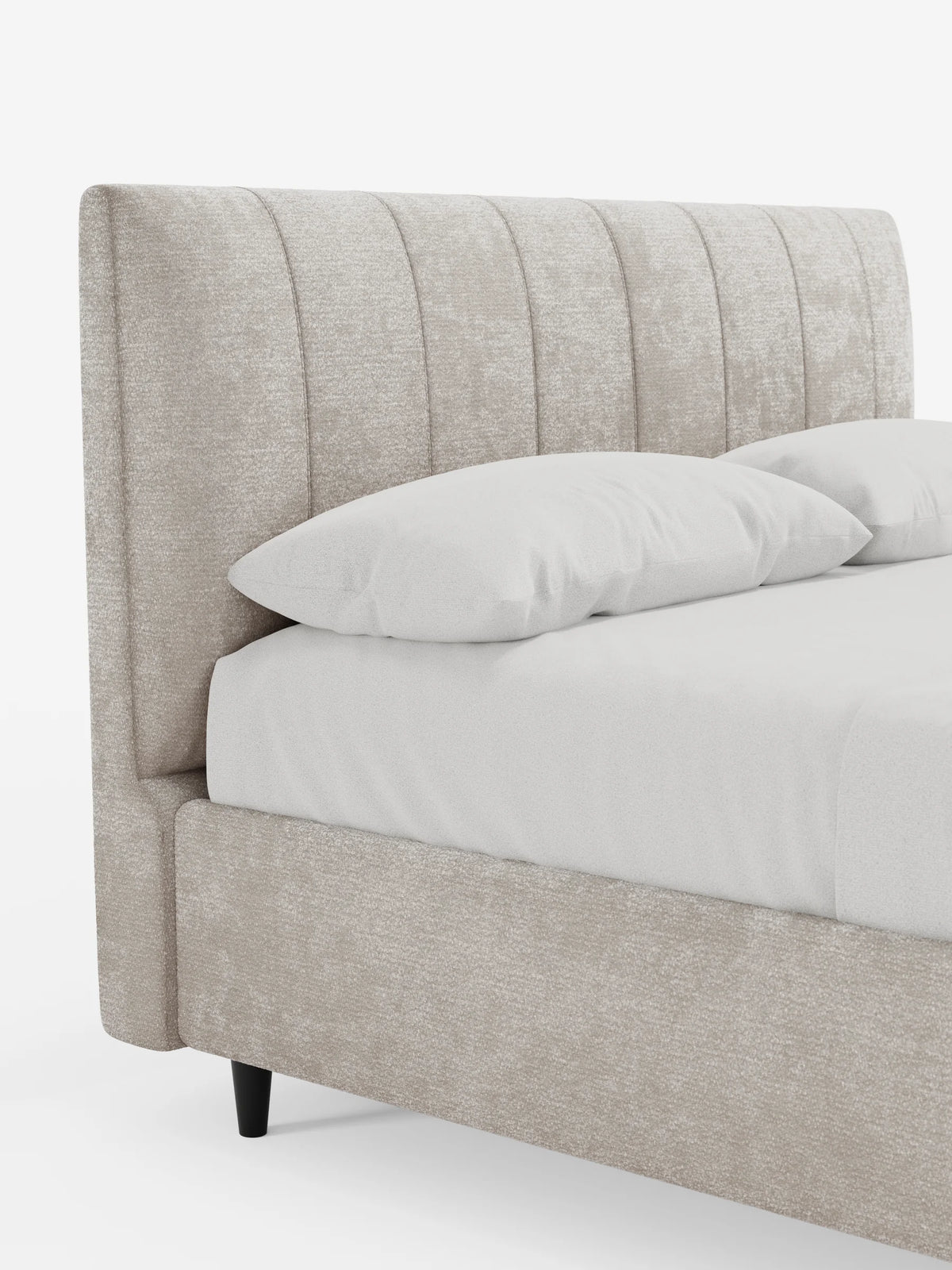 Vista laterale del letto imbottito ONYX con contenitore e testiera verticale in tessuto certificato Oeko-Tex® color beige chiaro, caratterizzato da trapuntatura a canali verticali, lenzuola bianche immacolate e gambe affusolate scure.
