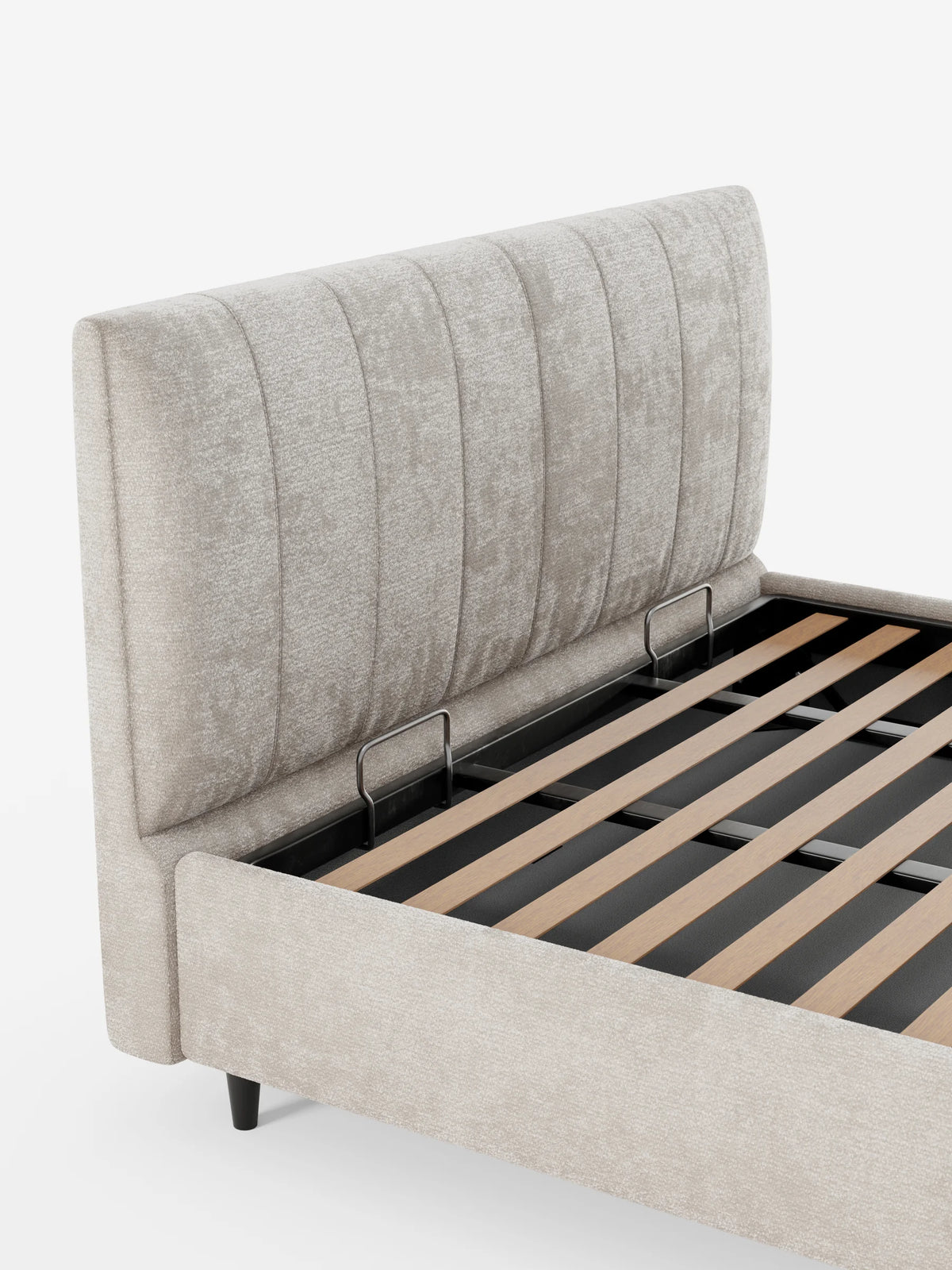 Un letto imbottito ONYX con contenitore e testiera verticale in tessuto certificato Oeko-Tex® color beige chiaro, caratterizzato da una testiera alta con scanalature verticali, una base a doghe in legno e staffe di sostegno in metallo su sfondo bianco.