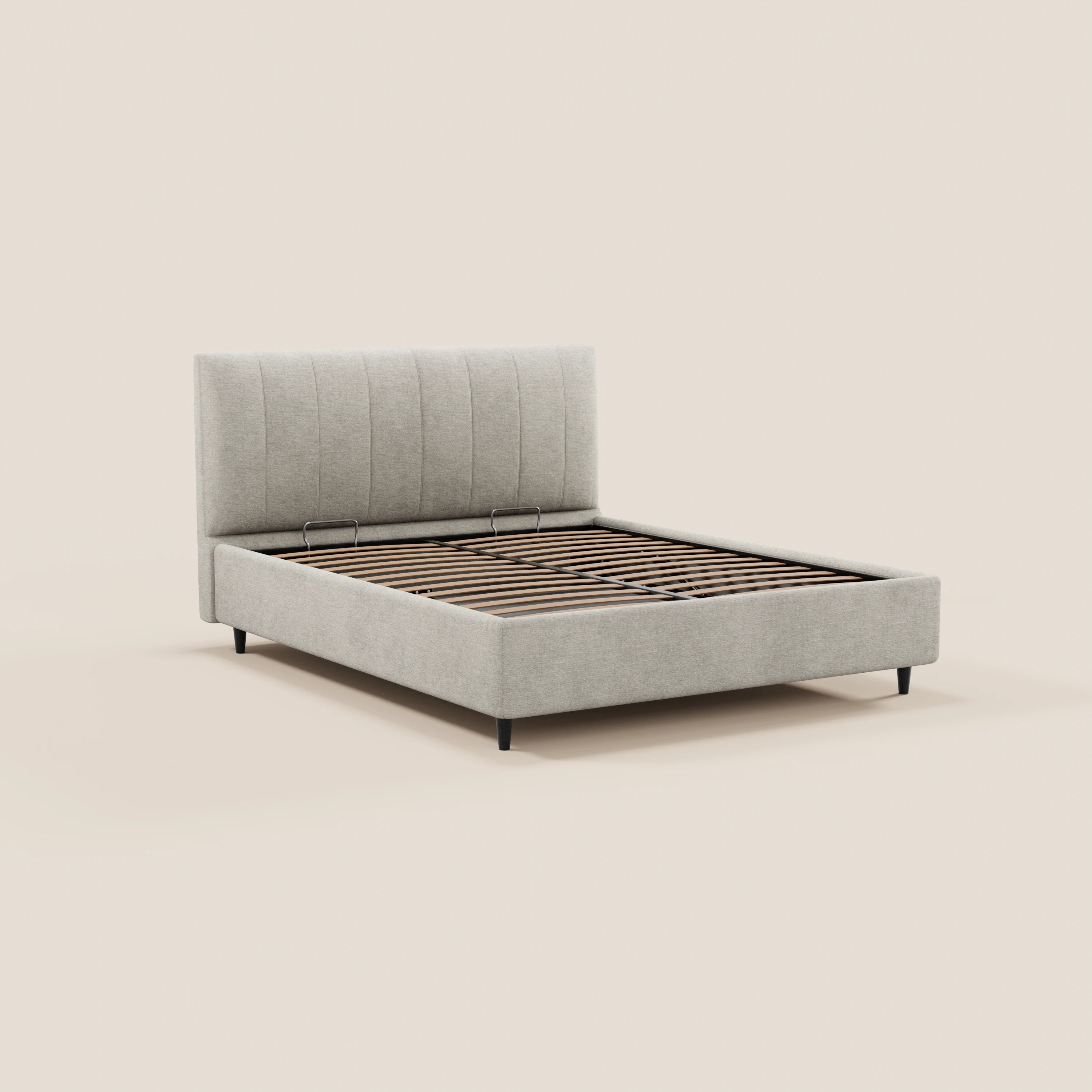Il letto imbottito ONYX di Letti.store è realizzato con un tessuto grigio chiaro certificato Oeko-Tex®, una testiera alta con cuciture verticali, doghe in legno e gambe corte nere. Nell’immagine è raffigurato senza materasso né biancheria da letto, su uno sfondo beige a tinta unita.
