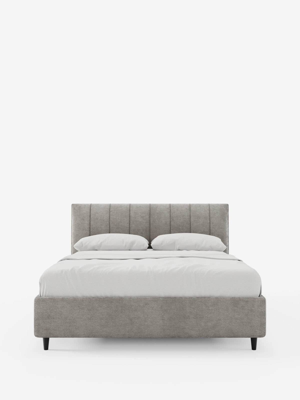 Il letto imbottito ONYX con contenitore e testiera verticale in tessuto certificato Oeko-Tex® è un letto matrimoniale moderno caratterizzato da una testiera e da una struttura di colore grigio chiaro con trapuntatura verticale, biancheria da letto bianca e quattro gambe corte nere su sfondo bianco.