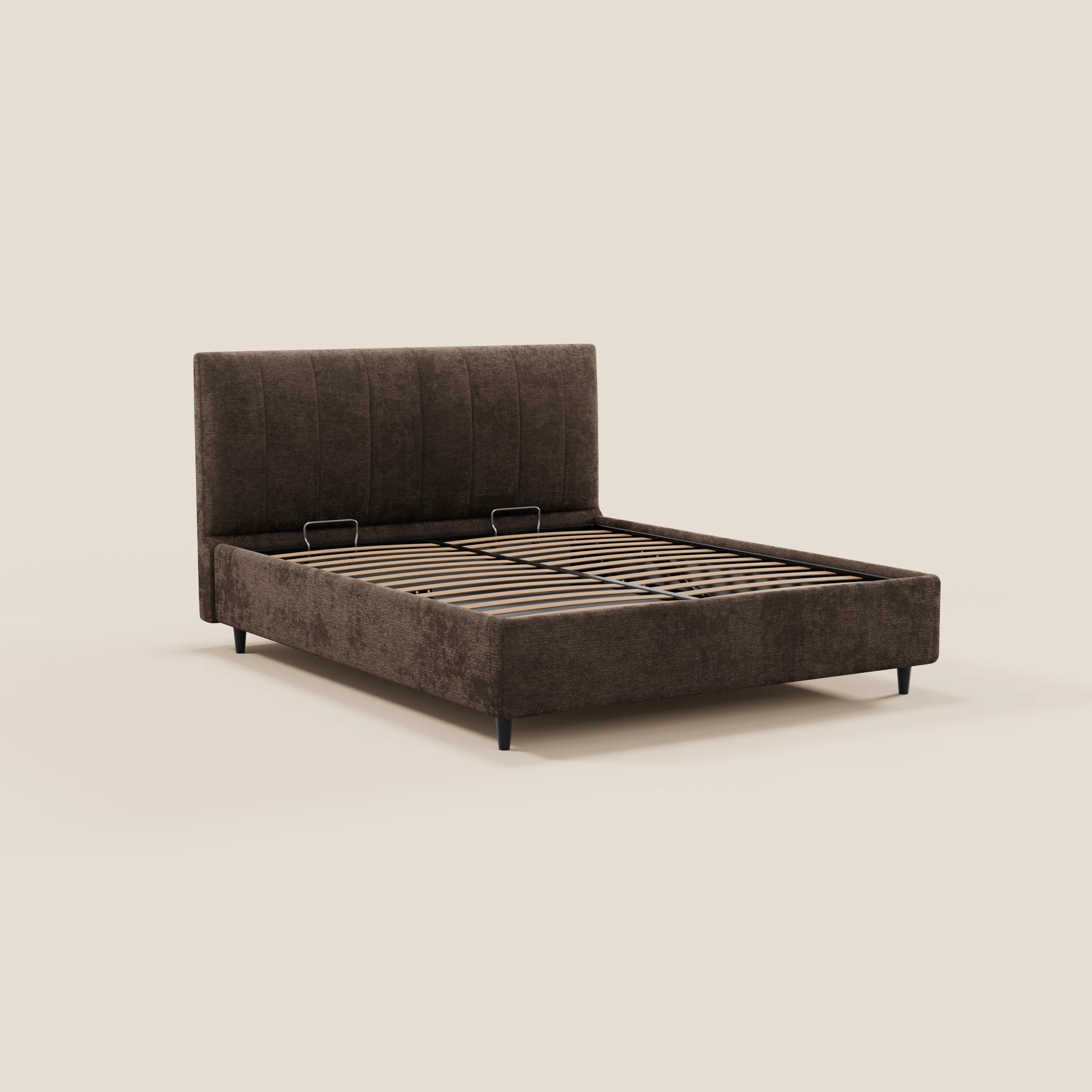Il letto imbottito con contenitore ONYX di Letti.store presenta una testiera alta con cuciture verticali in tessuto Oeko-Tex®, una struttura a profilo ribassato con gambe nere, doghe in legno a vista e supporti metallici per il materasso su uno sfondo beige.