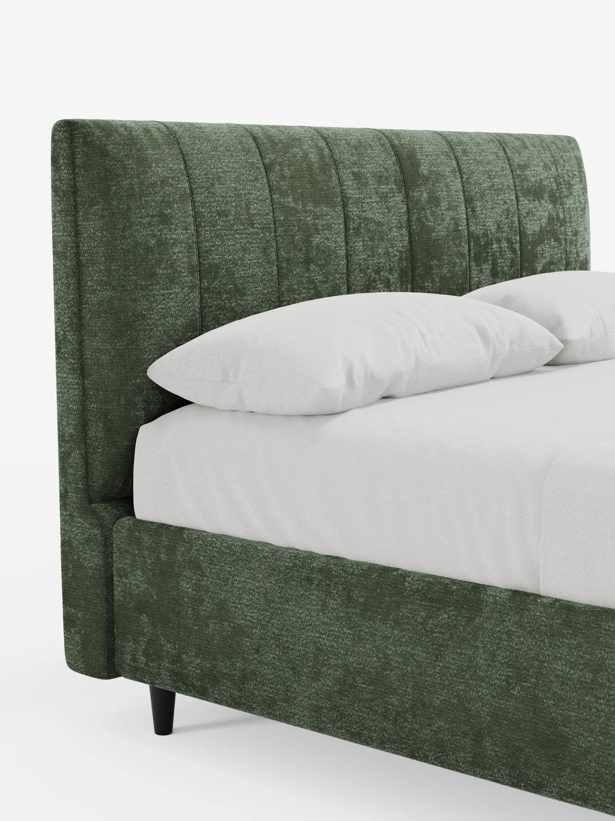 ONYX: letto imbottito con contenitore e testiera verticale in tessuto certificato Oeko-Tex®: un letto moderno con testiera in tessuto verde bosco dalla trama ruvida, cuciture verticali e biancheria da letto bianca, su gambe basse, scure e affusolate che contrastano con il bianco.