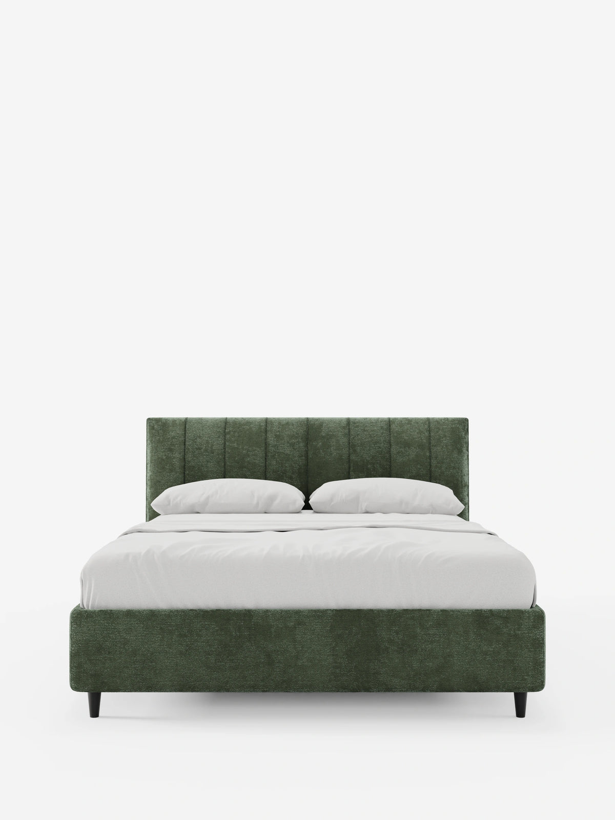 Il letto imbottito ONYX con contenitore e testiera verticale in tessuto certificato Oeko-Tex® è un letto matrimoniale verde bosco con testiera e base trapuntate, abbinato a lenzuola bianche, poggiato su piccoli piedini neri su uno sfondo bianco.