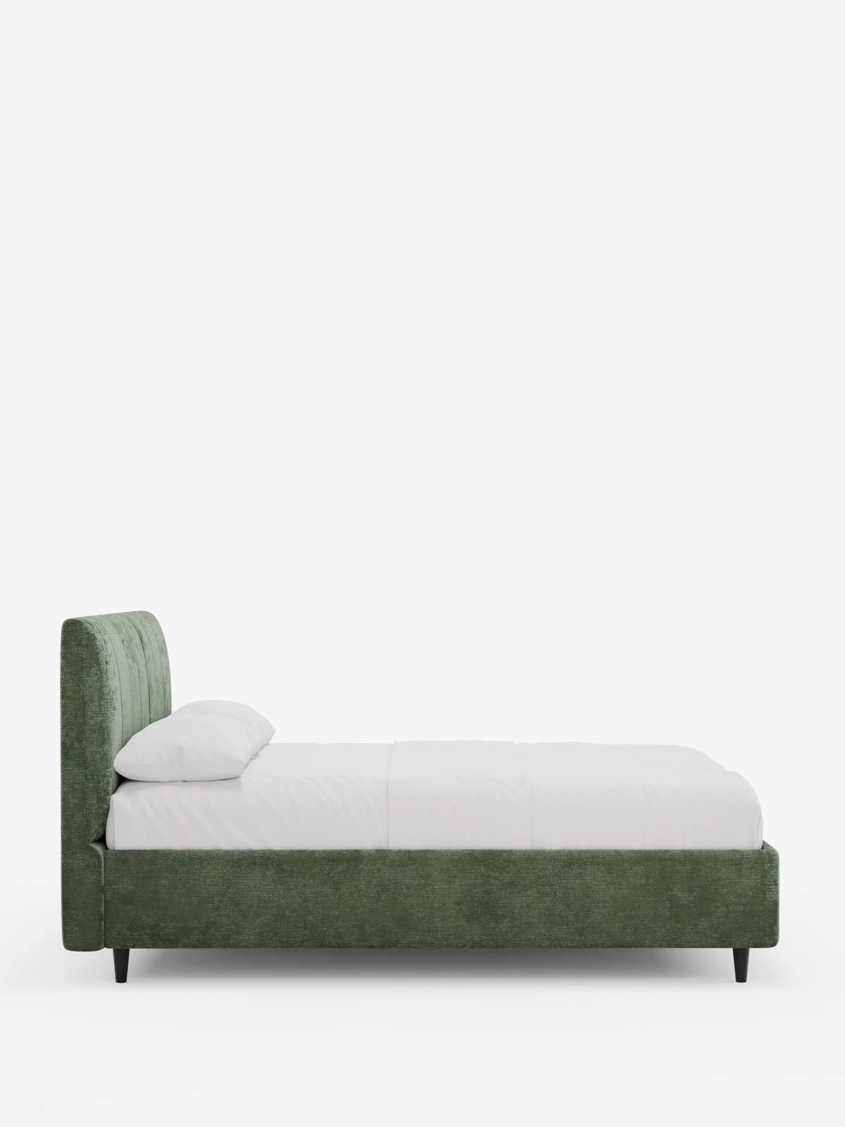 Vista laterale di un letto imbottito ONYX con contenitore e testiera verticale in tessuto certificato Oeko-Tex® color verde oliva con effetto testurizzato, dotato di una testiera alta a pannelli verticali, biancheria da letto bianca e sottili gambe affusolate nere.