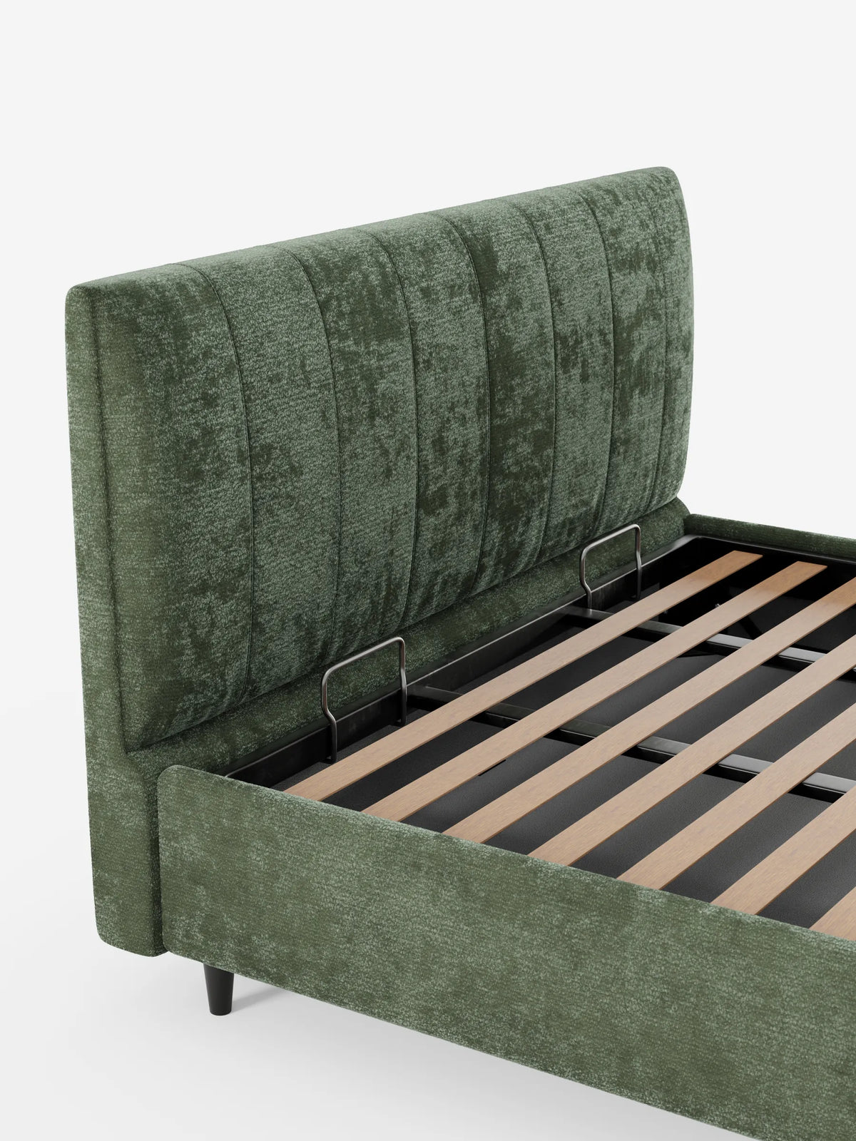 Il letto imbottito ONYX color verde muschio, con contenitore e testiera verticale in tessuto certificato Oeko-Tex®, presenta una testiera alta con scanalature verticali e una base aperta con doghe in legno e supporti in metallo su uno sfondo bianco.