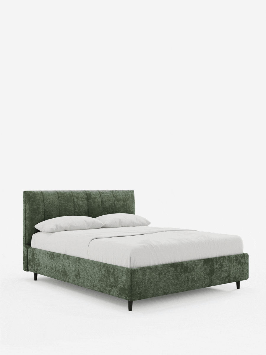 Il letto imbottito ONYX con contenitore e testiera verticale in tessuto certificato Oeko-Tex® è un letto in tessuto verde bosco con texture, dotato di testiera con trapuntatura verticale, biancheria da letto bianca e gambe corte scure su sfondo bianco.