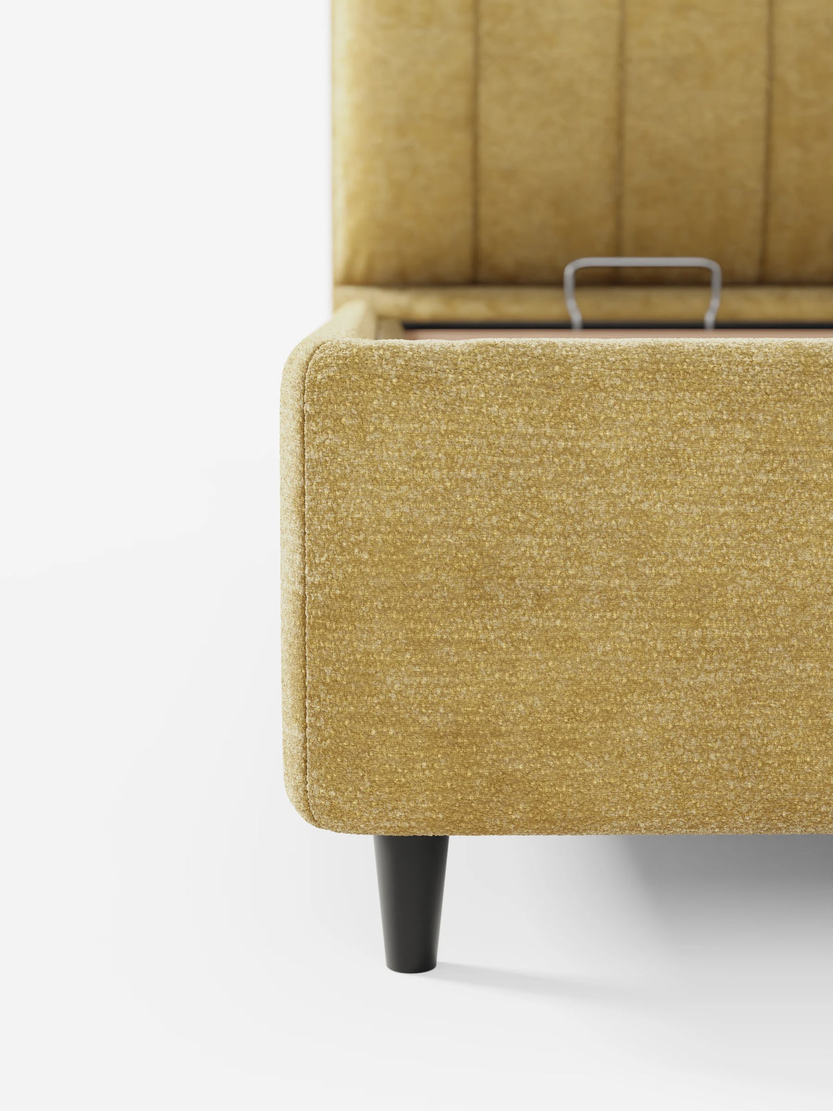 Un letto imbottito ONYX color giallo senape con vano contenitore e testiera verticale in tessuto certificato Oeko-Tex® con trapuntatura verticale, sostenuto da gambe affusolate scure che ne rivelano il vano contenitore, su uno sfondo bianco da studio.