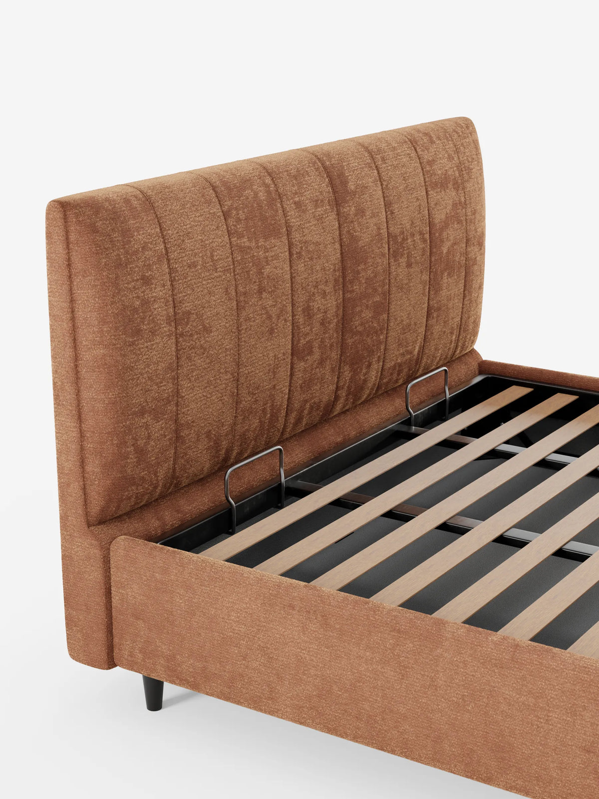 Il letto imbottito ONYX con contenitore e testiera verticale in tessuto certificato Oeko-Tex® è un letto color ruggine dotato di una testiera alta con scanalature verticali, una base aperta, una rete a doghe in legno e un vano contenitore nero.