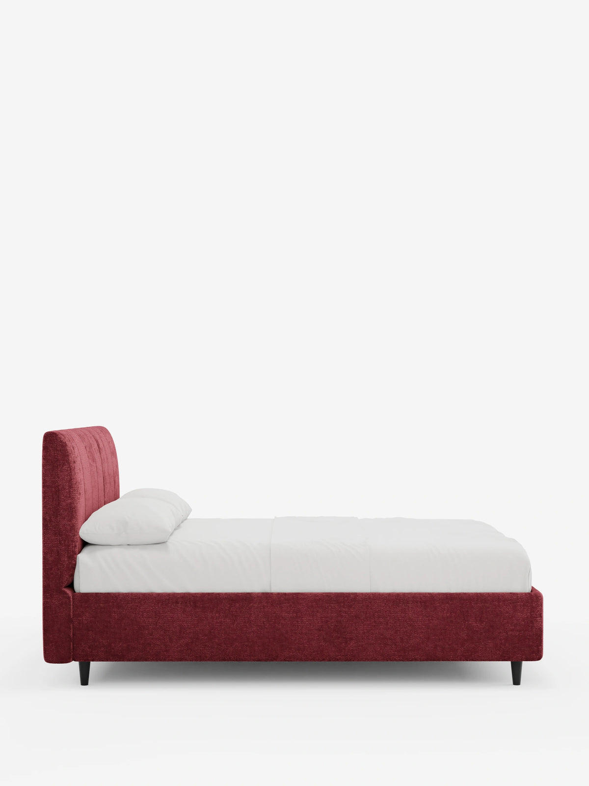 Vista laterale di un letto imbottito ONYX con contenitore e testiera verticale in tessuto certificato Oeko-Tex®, caratterizzata da un’alta testiera a pannelli verticali in tessuto testurizzato rosso intenso, biancheria da letto bianca e piccole gambe affusolate nere.
