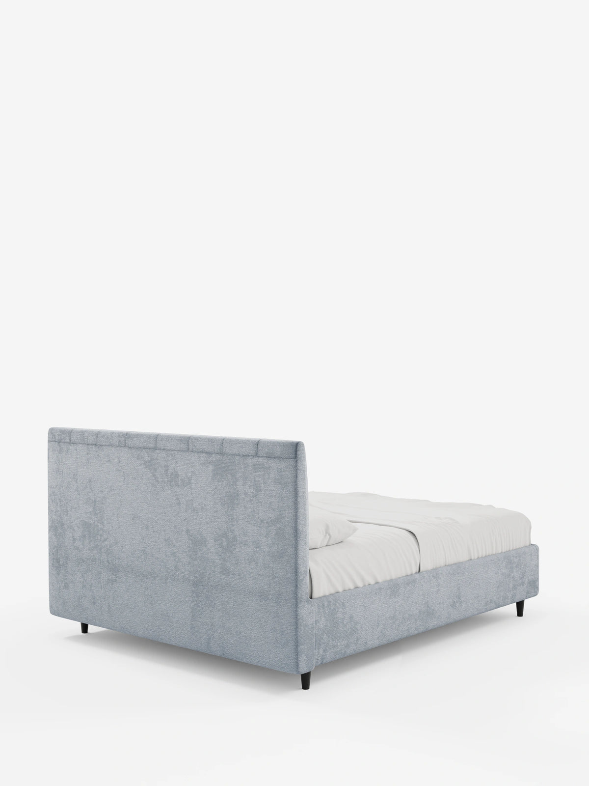 ONYX, letto imbottito con contenitore e testiera verticale in tessuto certificato Oeko-Tex® color grigio chiaro, caratterizzato da una testiera alta con cuciture verticali, gambe sottili di colore scuro e biancheria da letto bianca su uno sfondo bianco a tinta unita.