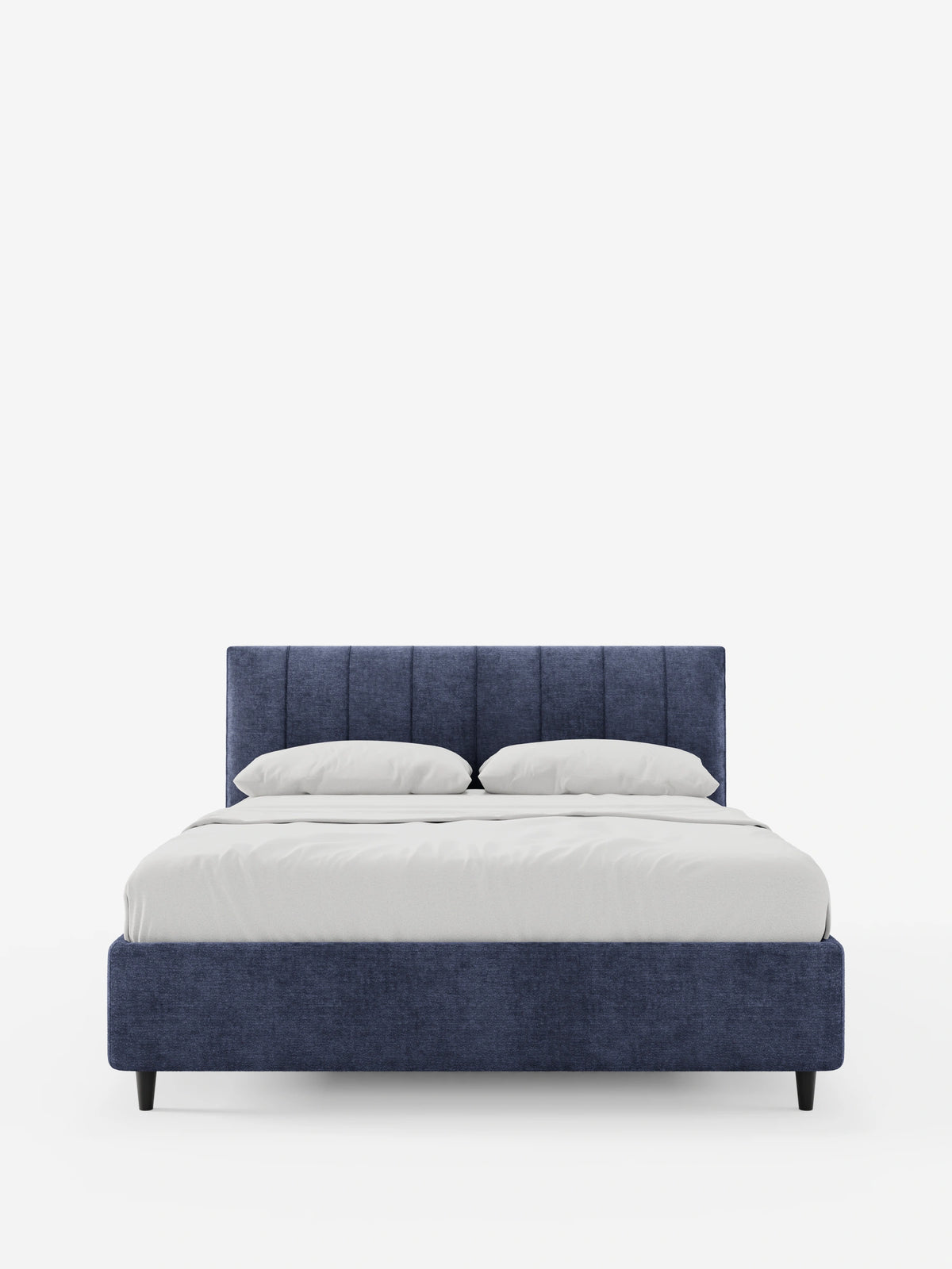 Il letto imbottito ONYX con contenitore e testiera verticale in tessuto certificato Oeko-Tex® è un letto moderno di colore blu navy, caratterizzato da una testiera alta e imbottita con pannelli verticali, biancheria da letto bianca e gambe basse, scure e affusolate, che risaltano sullo sfondo bianco.